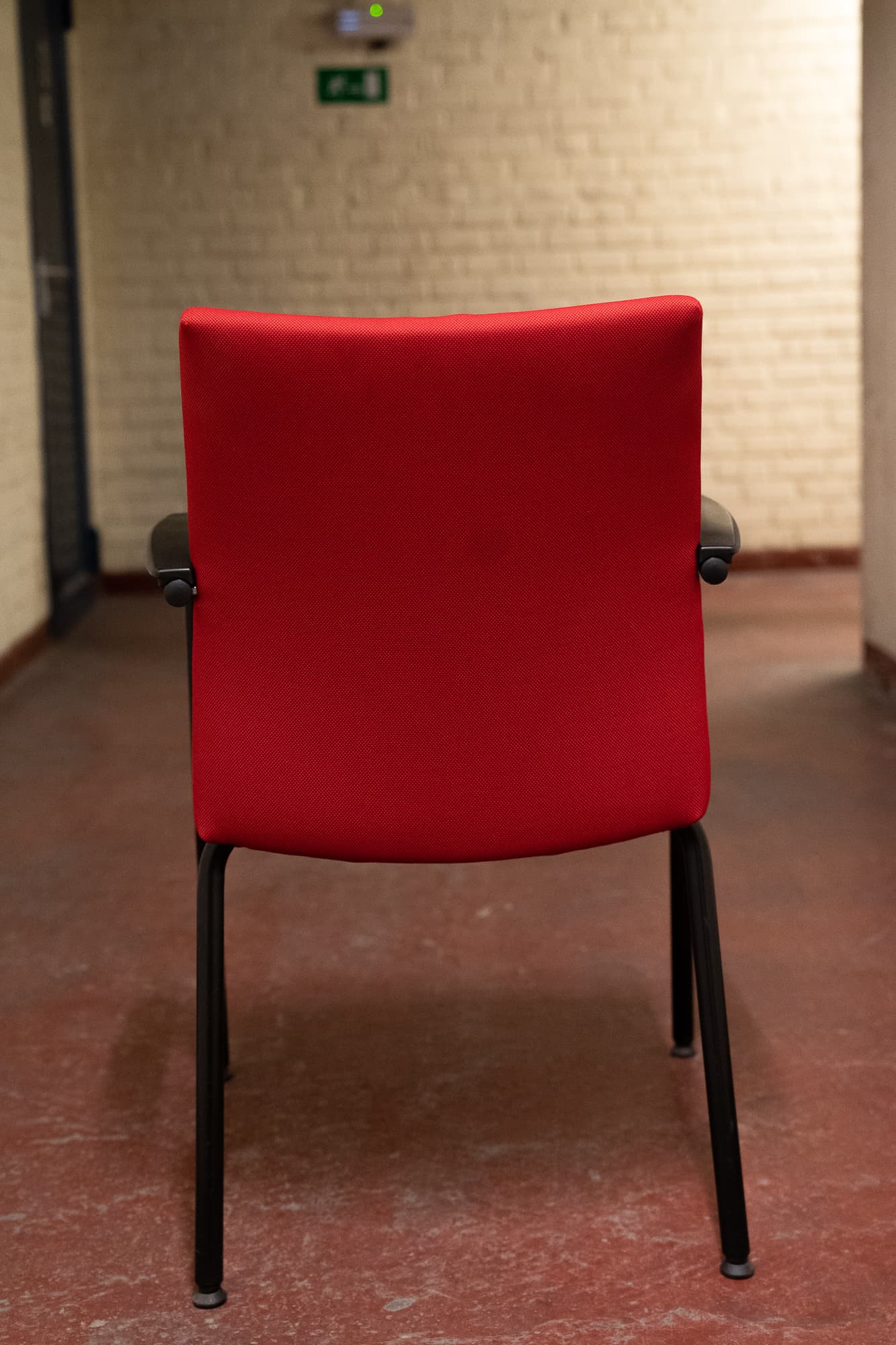 Chaises empilables rouges-4