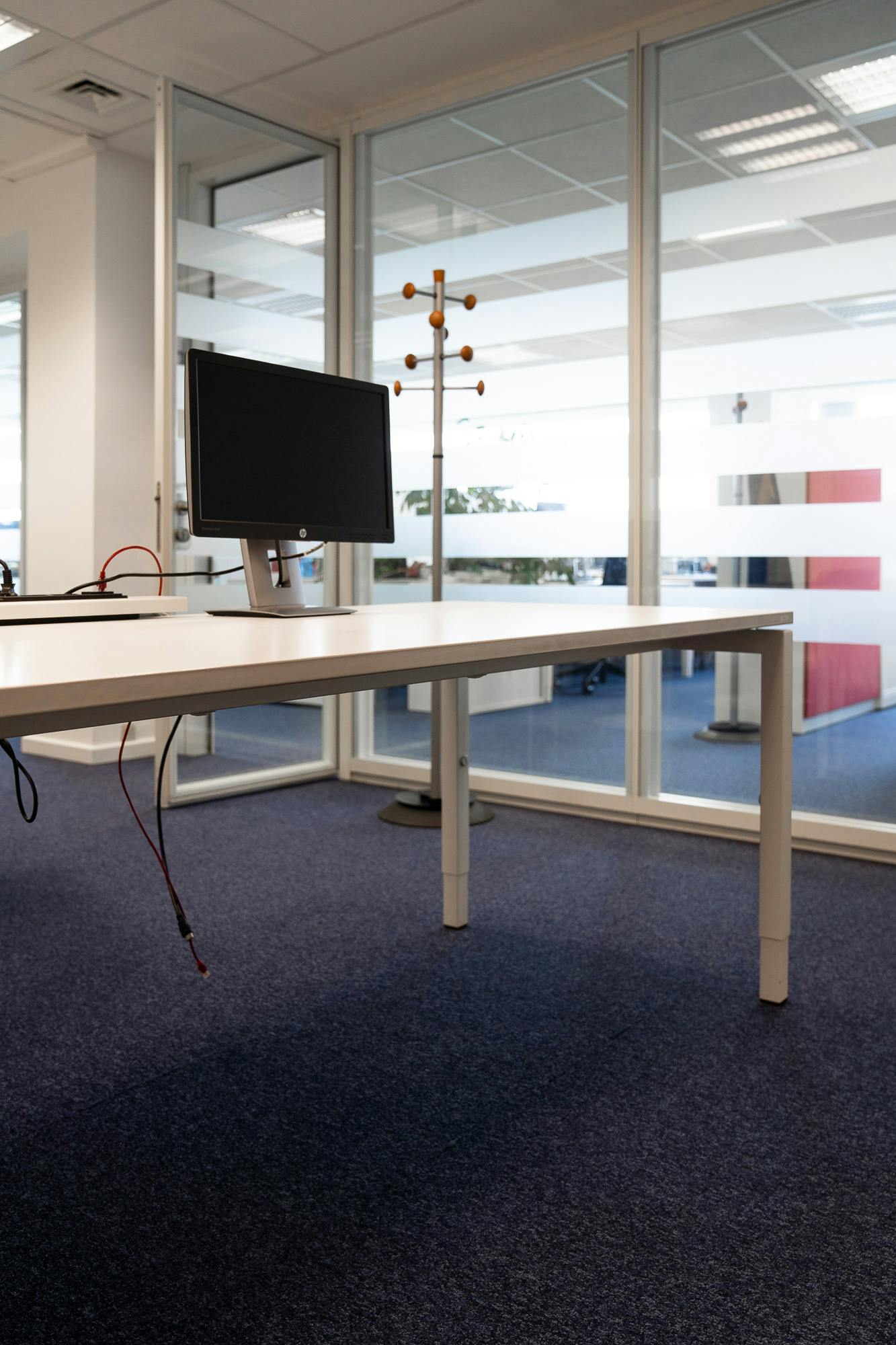 White desk 200x80cm - Second hand quality "Desks" - Relieve Furniture