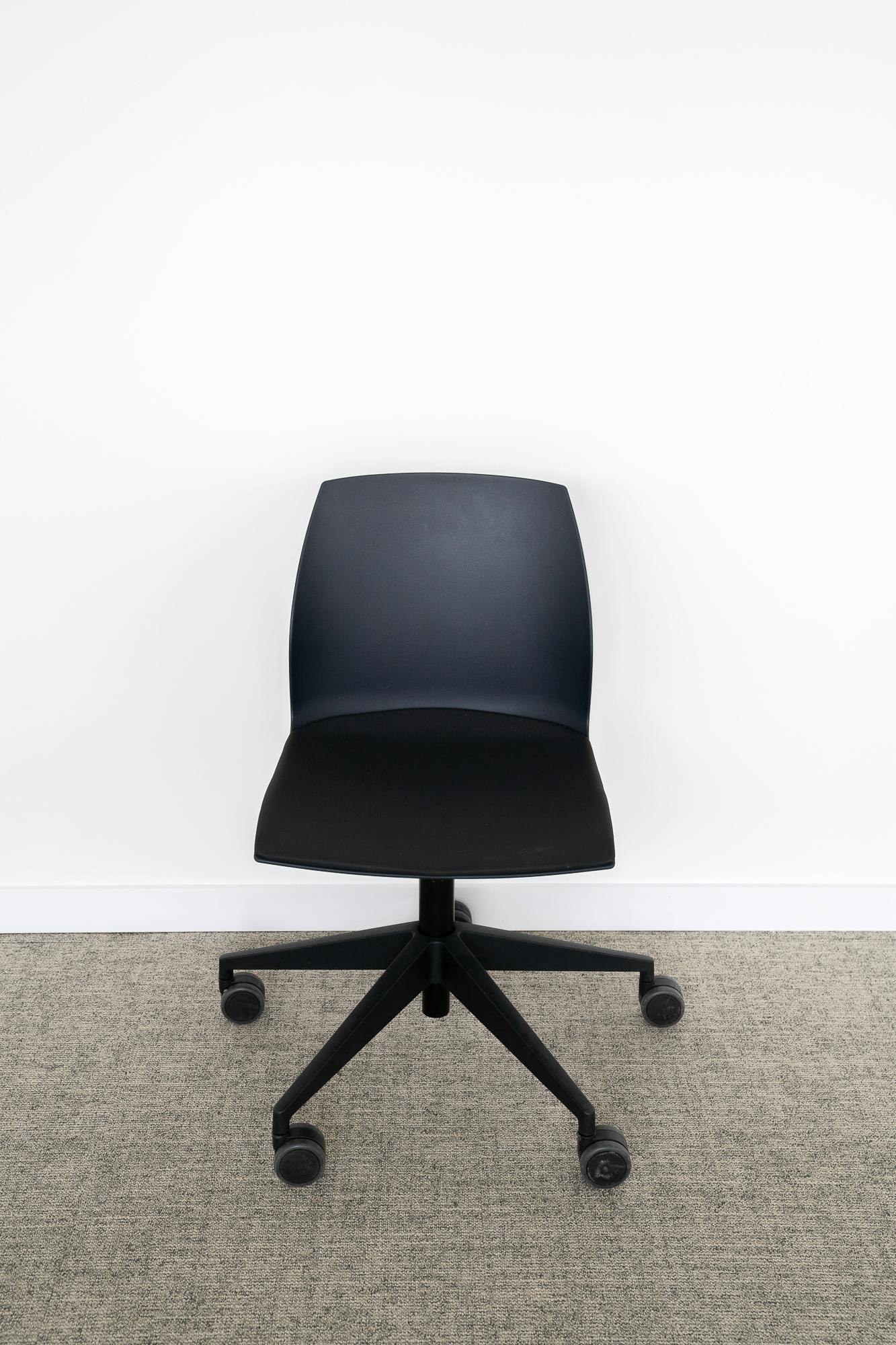 Chaise de bureau noire KASTEL - Relieve Furniture