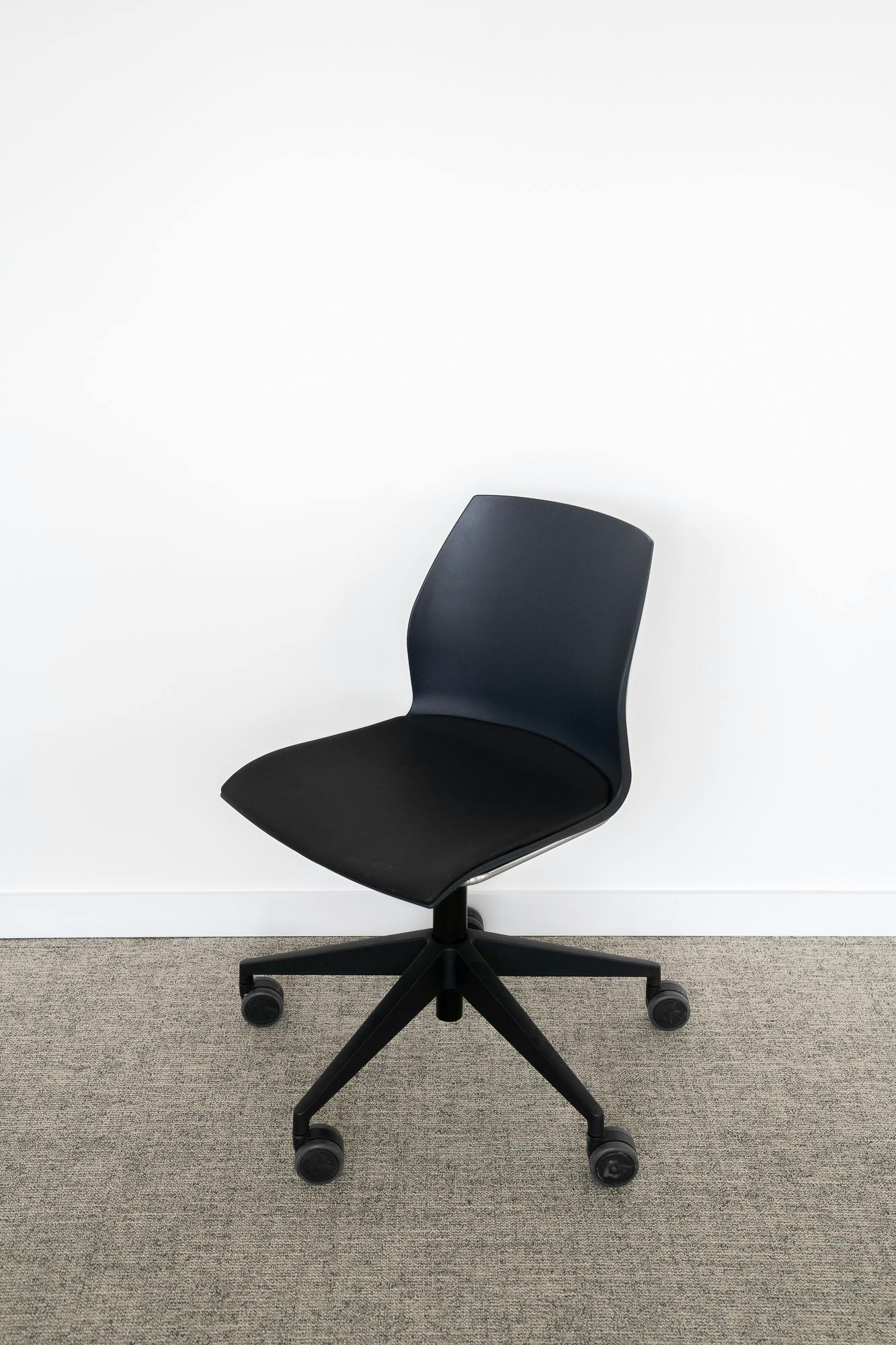 Zwarte bureaustoel KASTEL - Tweedehands kwaliteit "Bureaustoelen" - Relieve Furniture