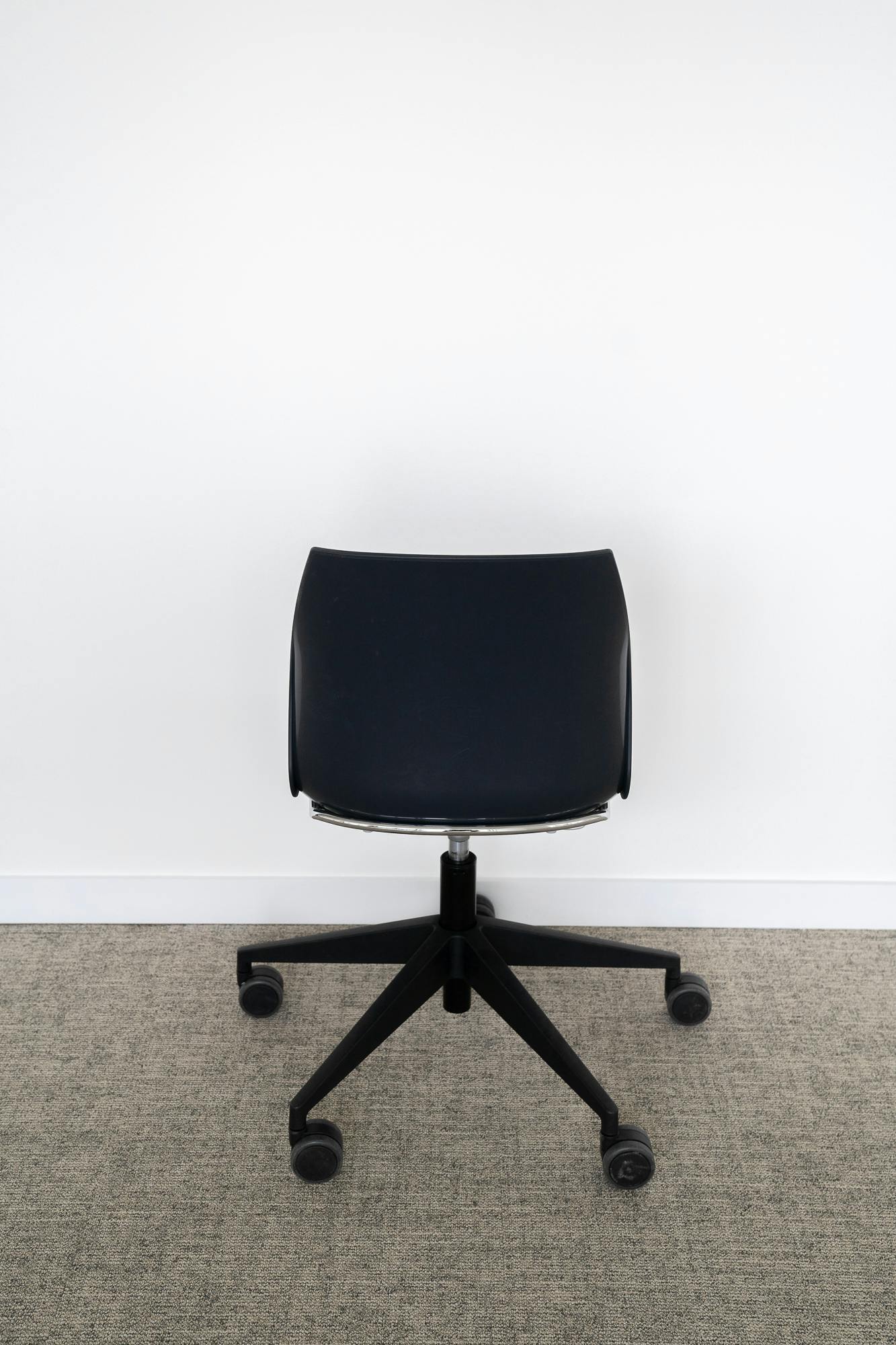 Zwarte bureaustoel KASTEL - Tweedehands kwaliteit "Bureaustoelen" - Relieve Furniture