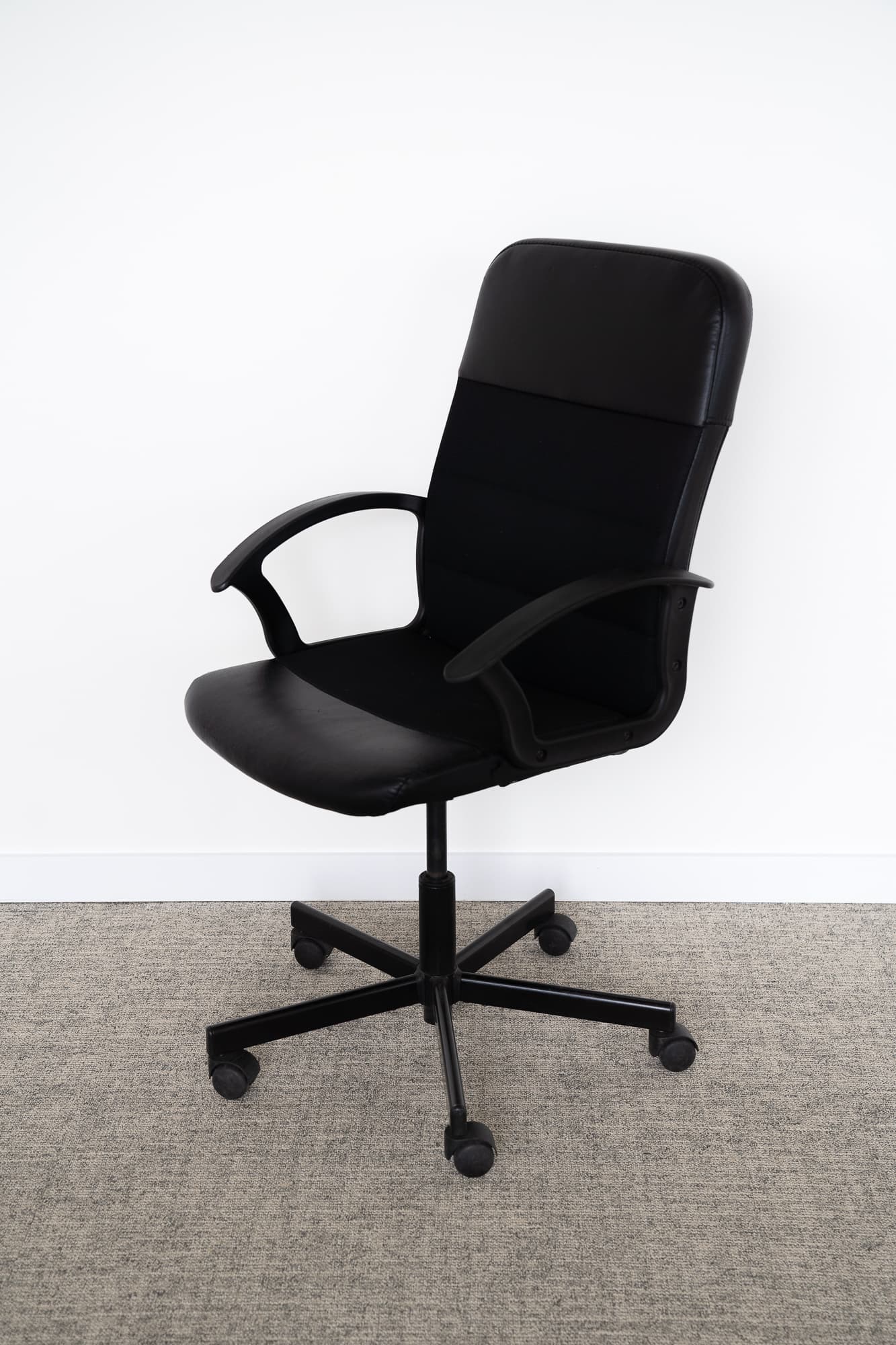 zwarte bureaustoel-1