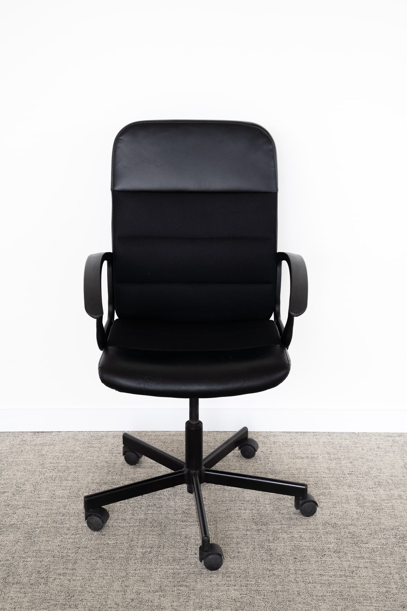 zwarte bureaustoel-0