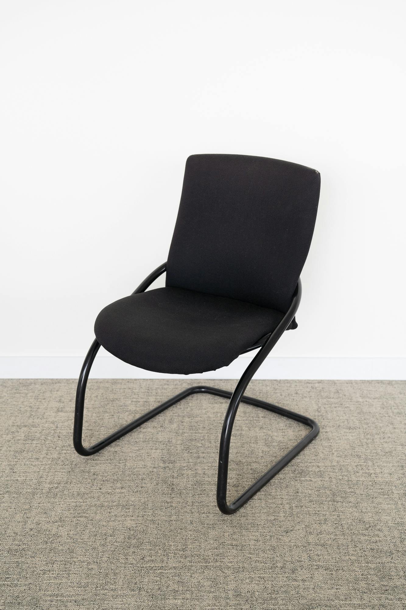black meeting chair  - Qualité de seconde main "Chaises" - Relieve Furniture