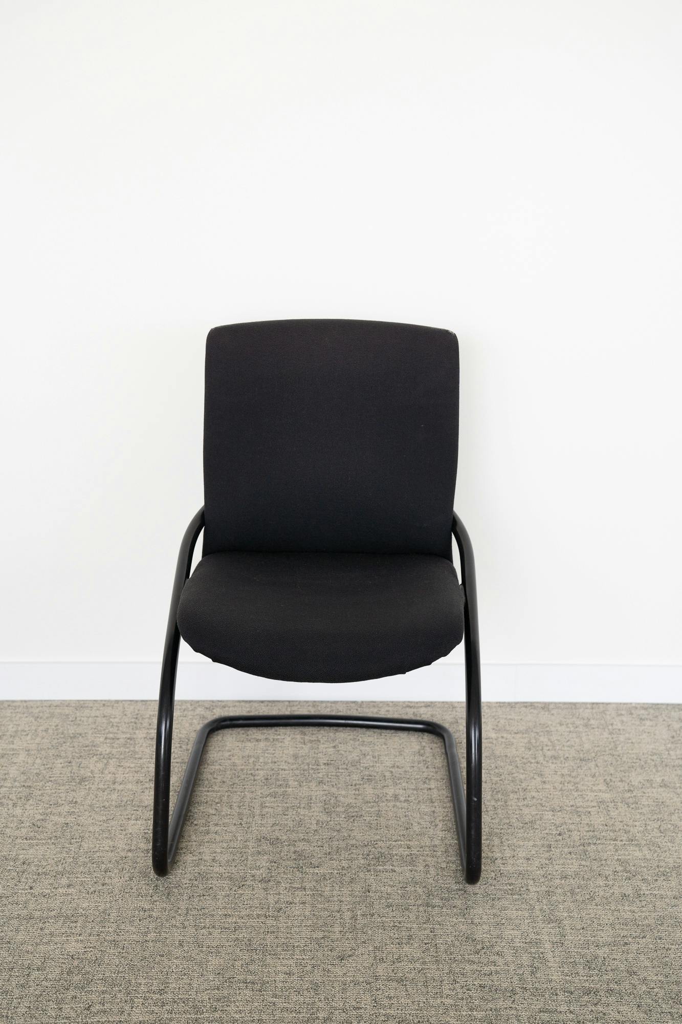 black meeting chair  - Qualité de seconde main "Chaises" - Relieve Furniture