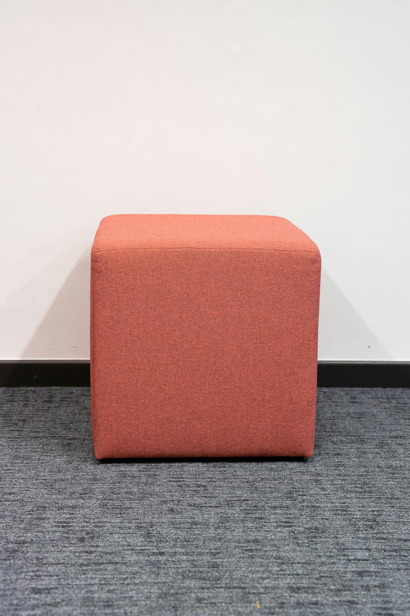 Red square pouffe - Second hand quality "Chairs" - Relieve Furniture - 1