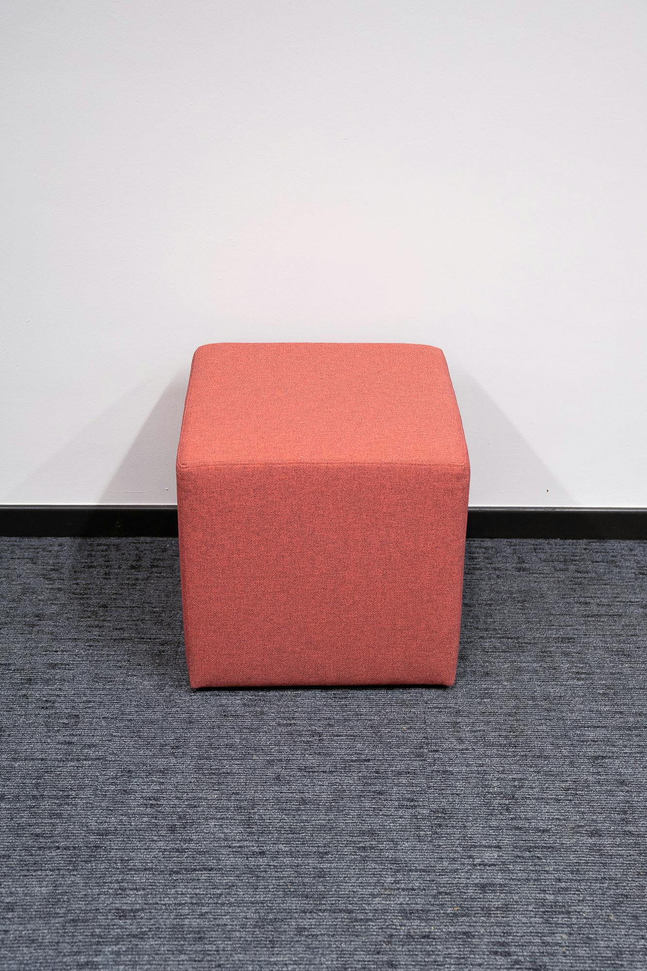 Pouf carré rouge - Qualité de seconde main "Chaises" - Relieve Furniture - 2