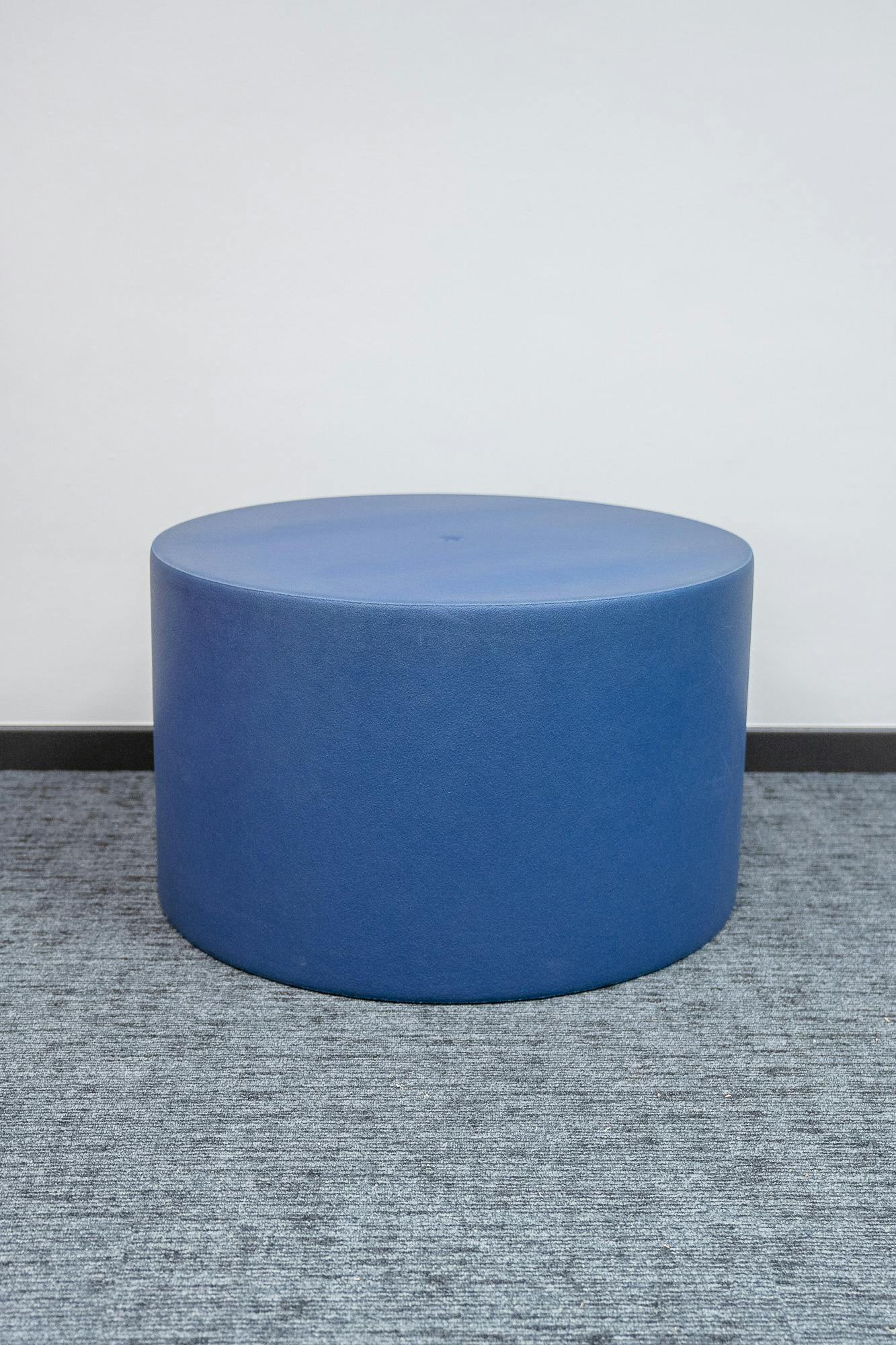 Blue-grey lightweight plastic pouffe - Second hand quality "Chairs" - Relieve Furniture