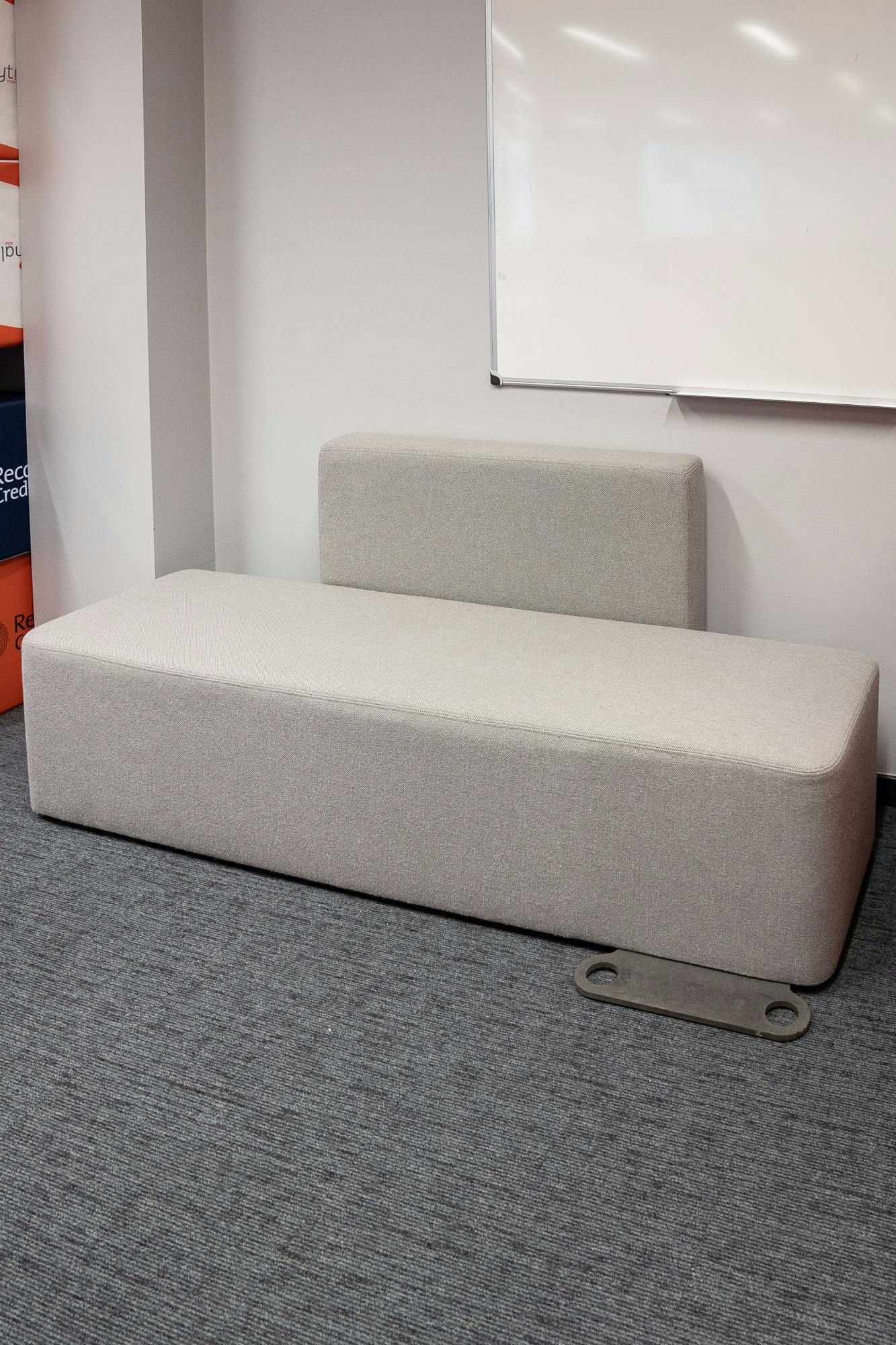 Grijze designbank - Relieve Furniture