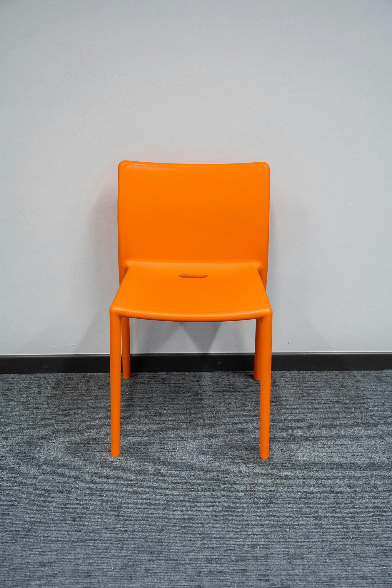 Chaise oranje empilable ontwerp Jasper Morrison - Tweedehands kwaliteit "Stoelen" - Relieve Furniture