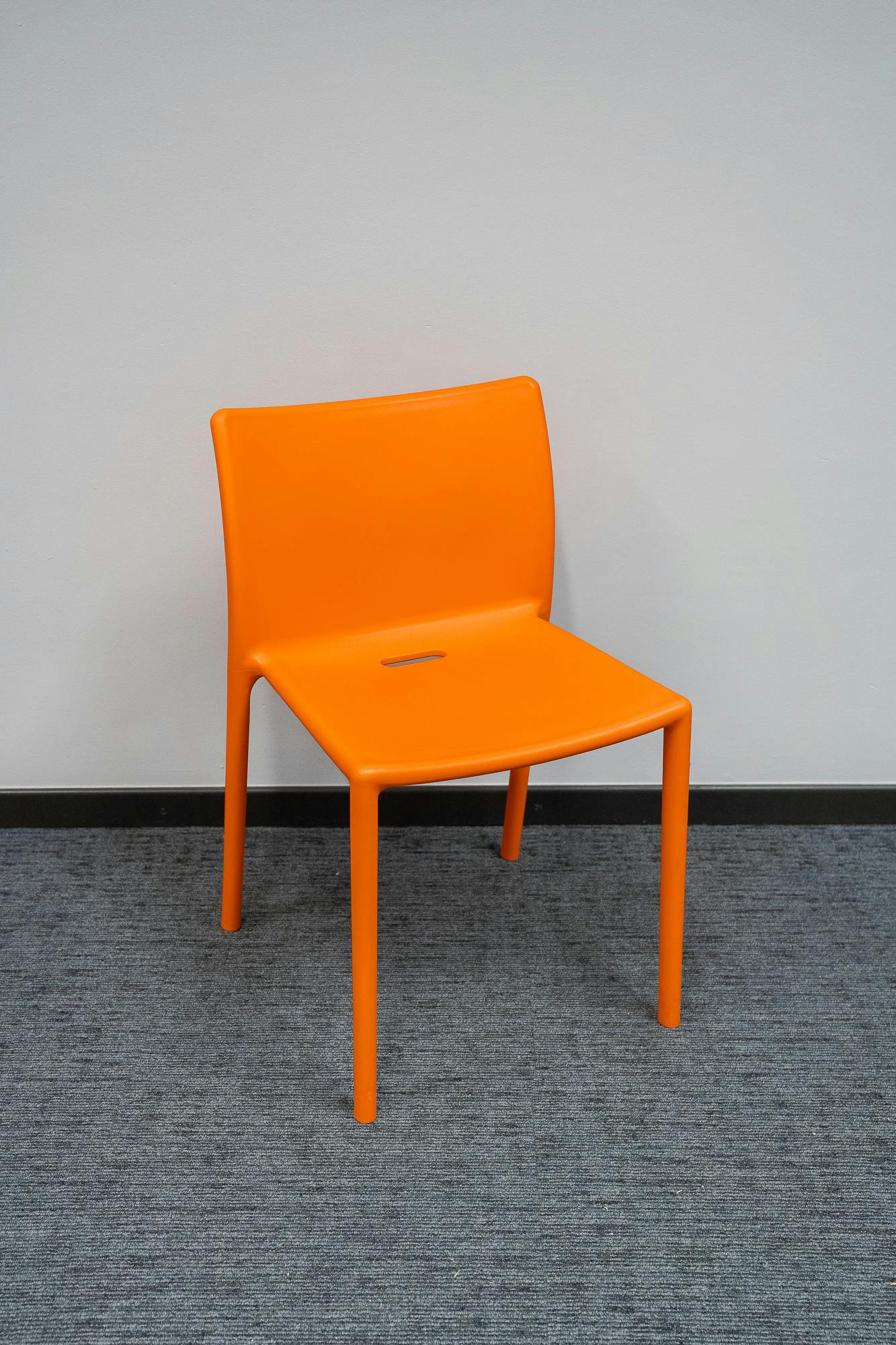 Chaise orange empilable design Jasper Morrison - Second hand quality "Chairs" - Relieve Furniture