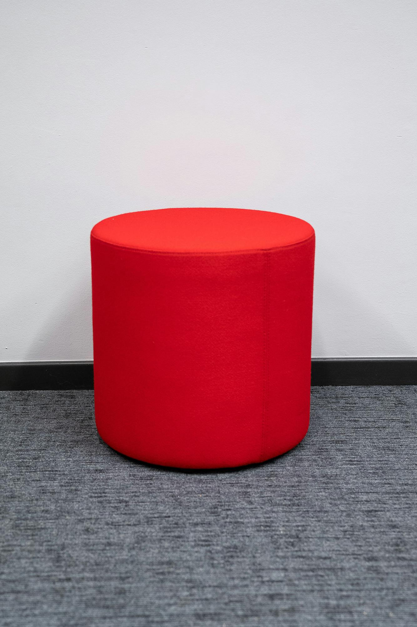 Round flash red pouffe - Second hand quality "Chairs" - Relieve Furniture