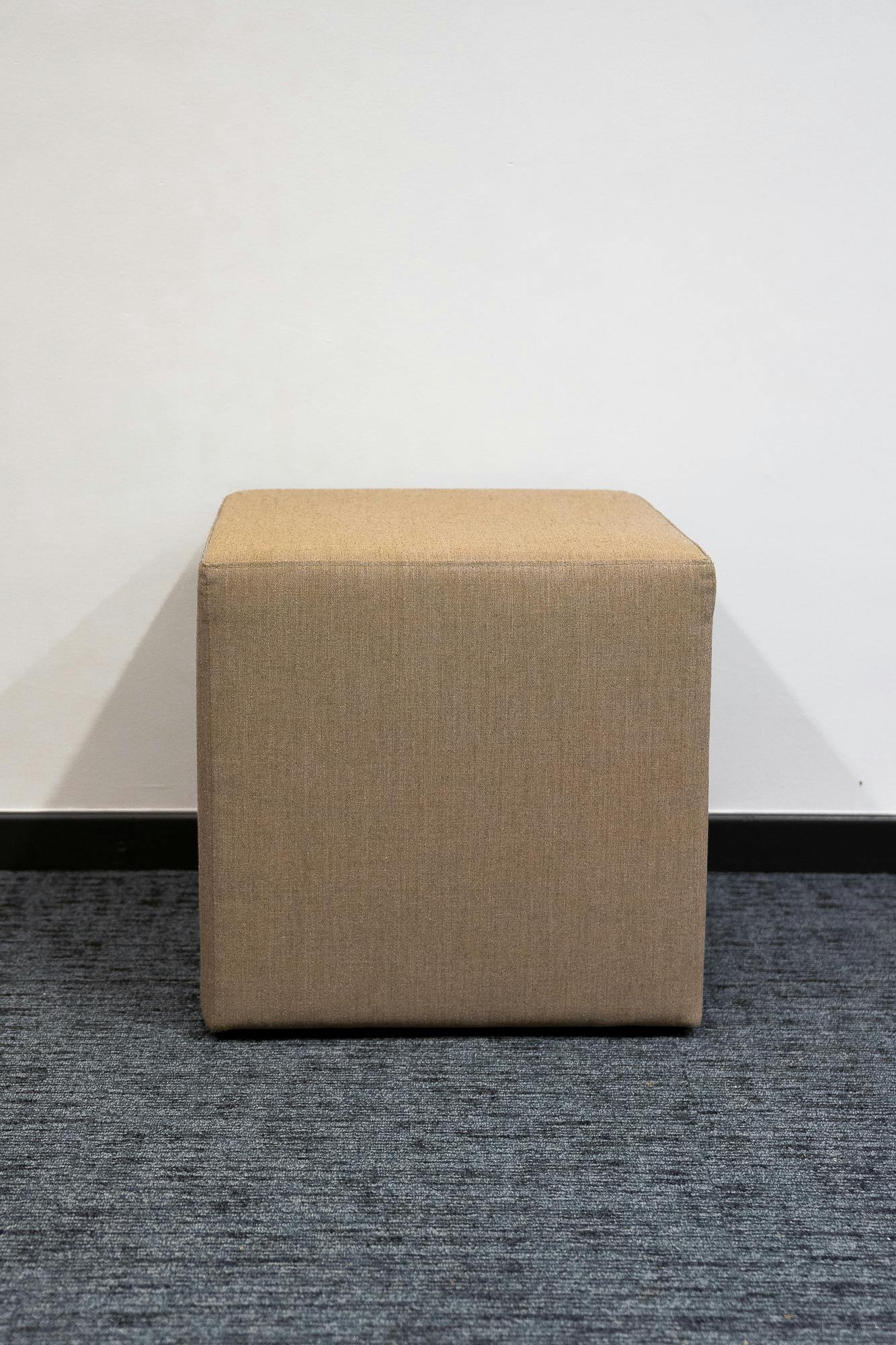 Grey square pouffe - Second hand quality "Chairs" - Relieve Furniture