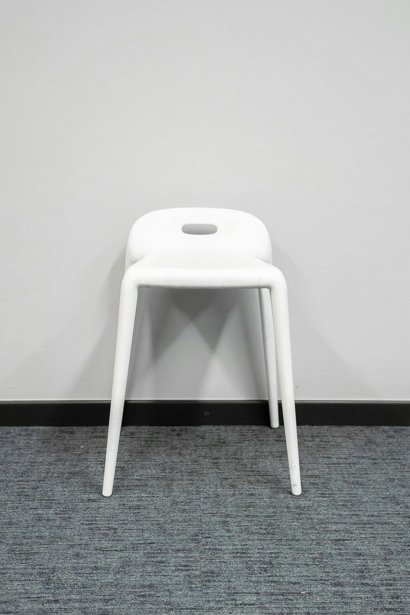 Witte stoel, kleine rugleuning - Relieve Furniture