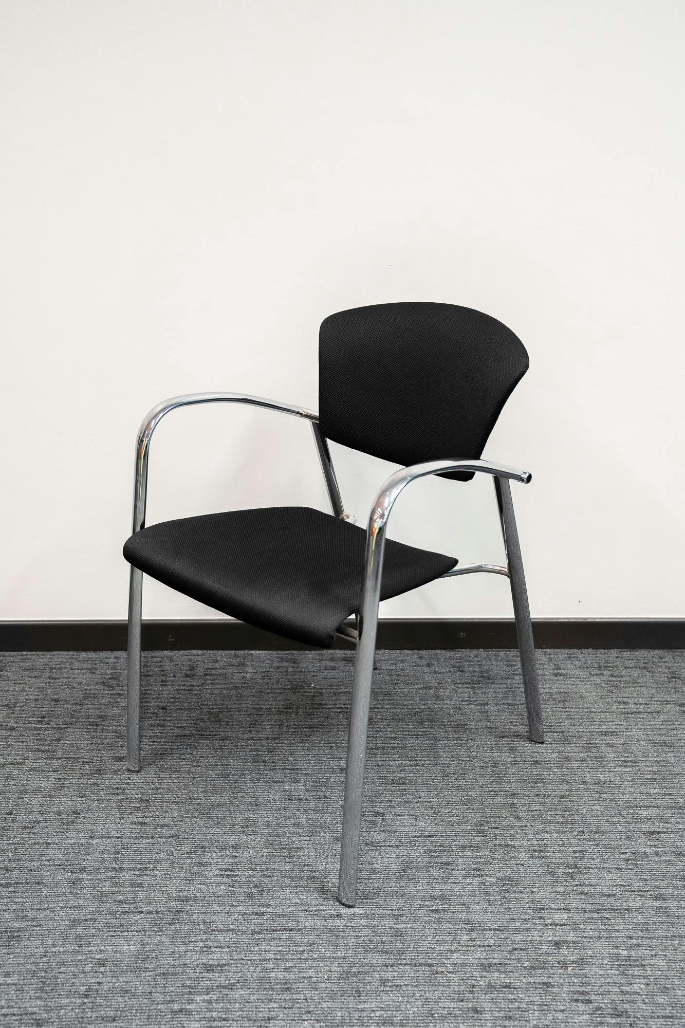 Black and aluminum designer chair - Second hand quality "Chairs" - Relieve Furniture