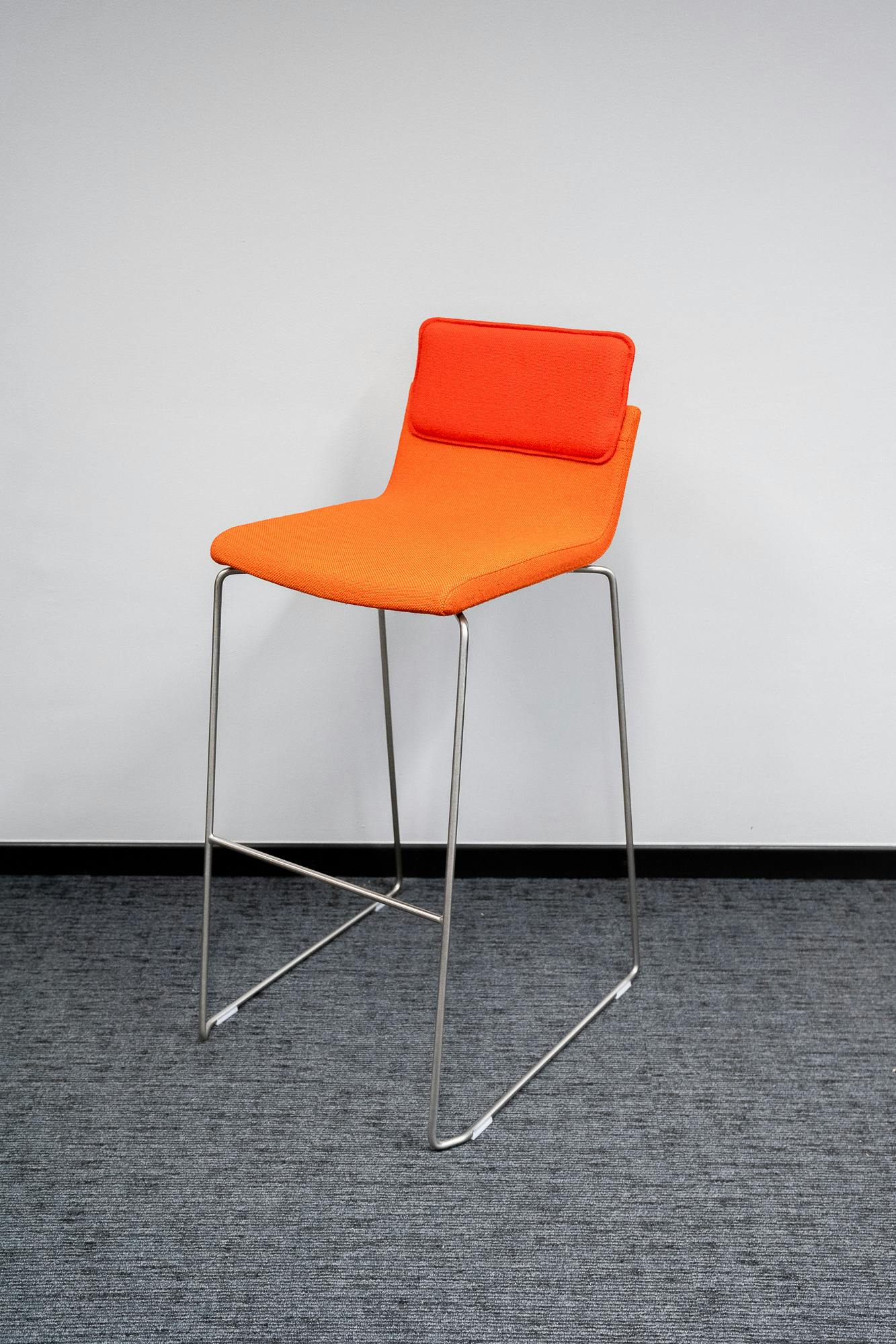 Gispen oranje stoffen kruk - Tweedehands kwaliteit "Stoelen" - Relieve Furniture