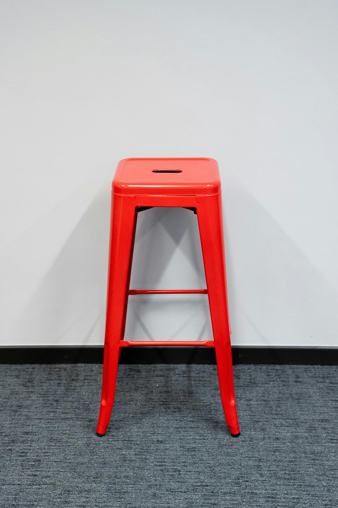 Tabouret rouge en acier - Qualité de seconde main "Chaises" - Relieve Furniture - 1