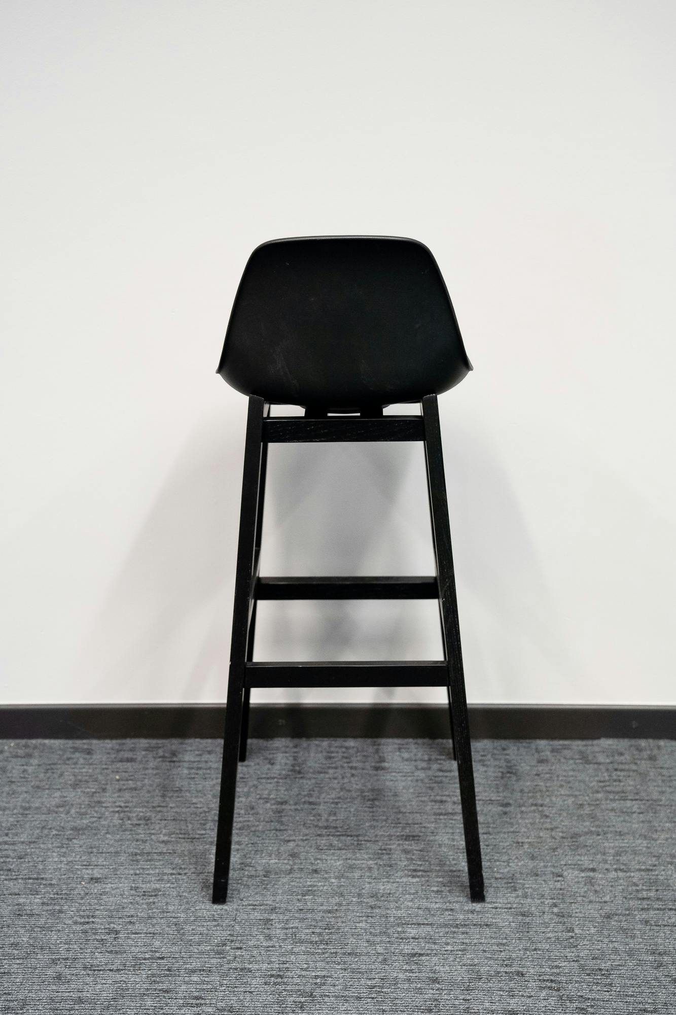 Hoge zwarte leren kruk - Tweedehands kwaliteit "Stoelen" - Relieve Furniture