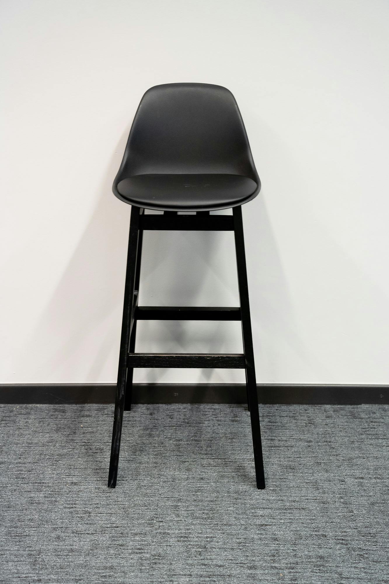 Black high leather stool - Second hand quality "Chairs" - Relieve Furniture - 1