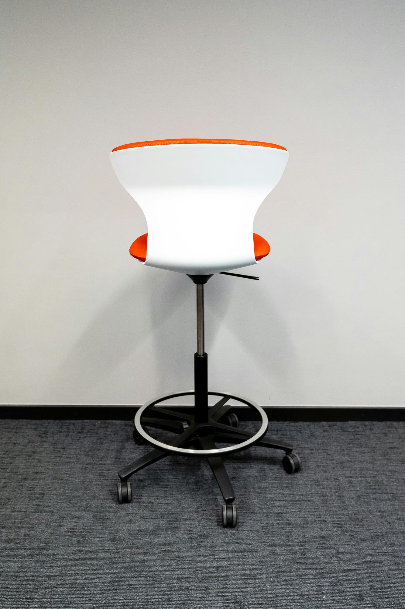 Sedus white and orange height-adjustable stool - Second hand quality "Chairs" - Relieve Furniture
