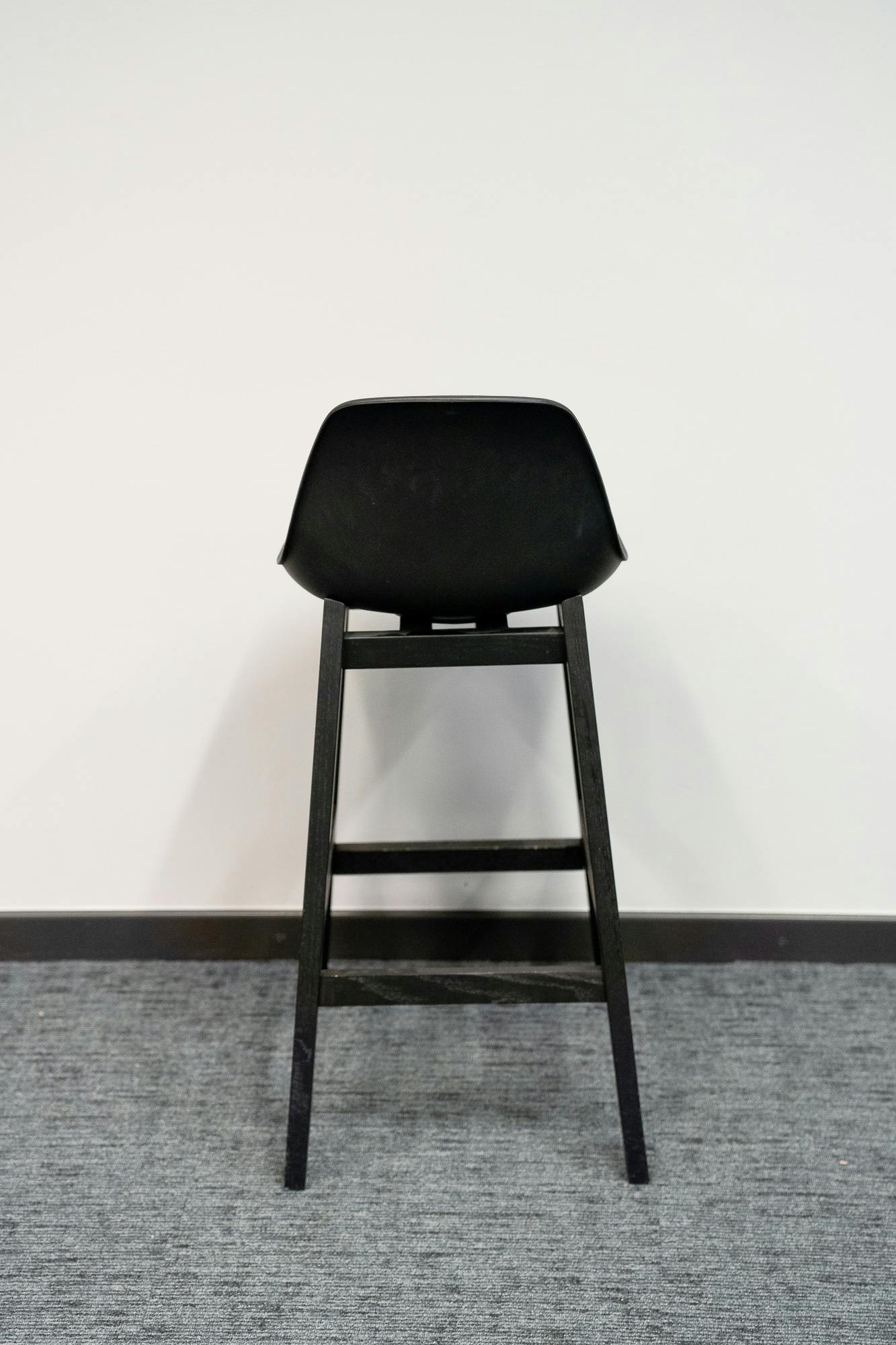 Black leather stool, small seat - Second hand quality "Chairs" - Relieve Furniture
