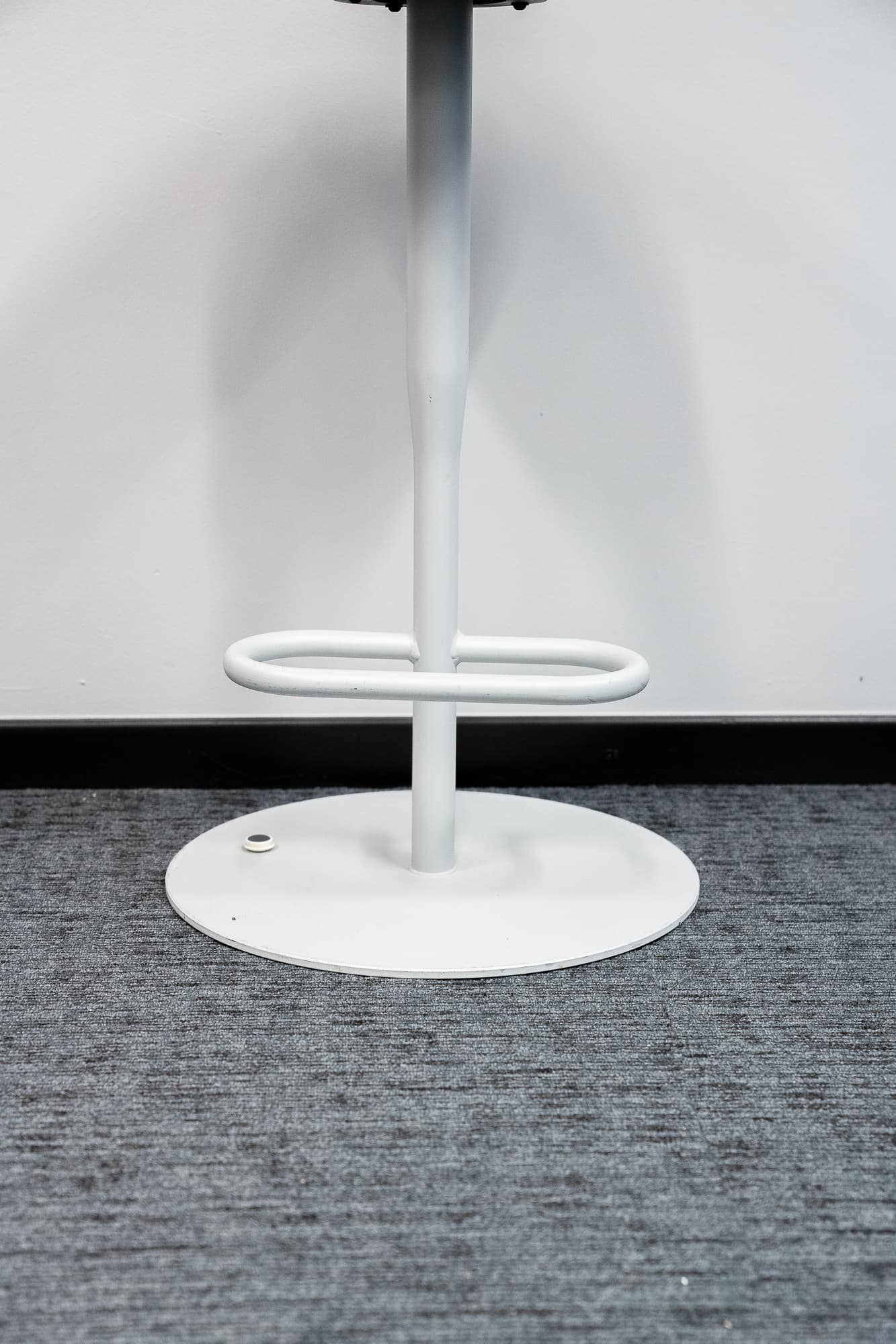 Tabouret haut arrondi orange sur pieds blancs-1