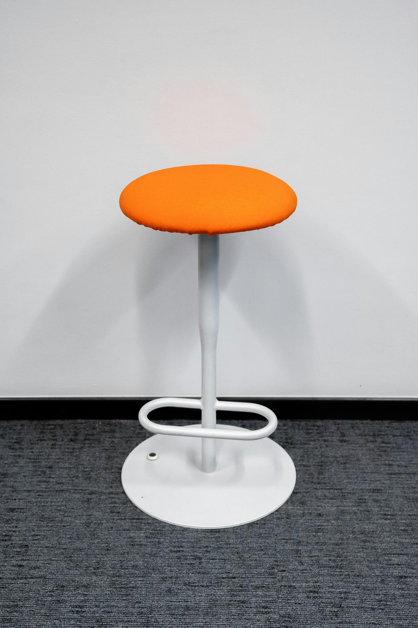 Oranje krukje, ronde zitting - Relieve Furniture
