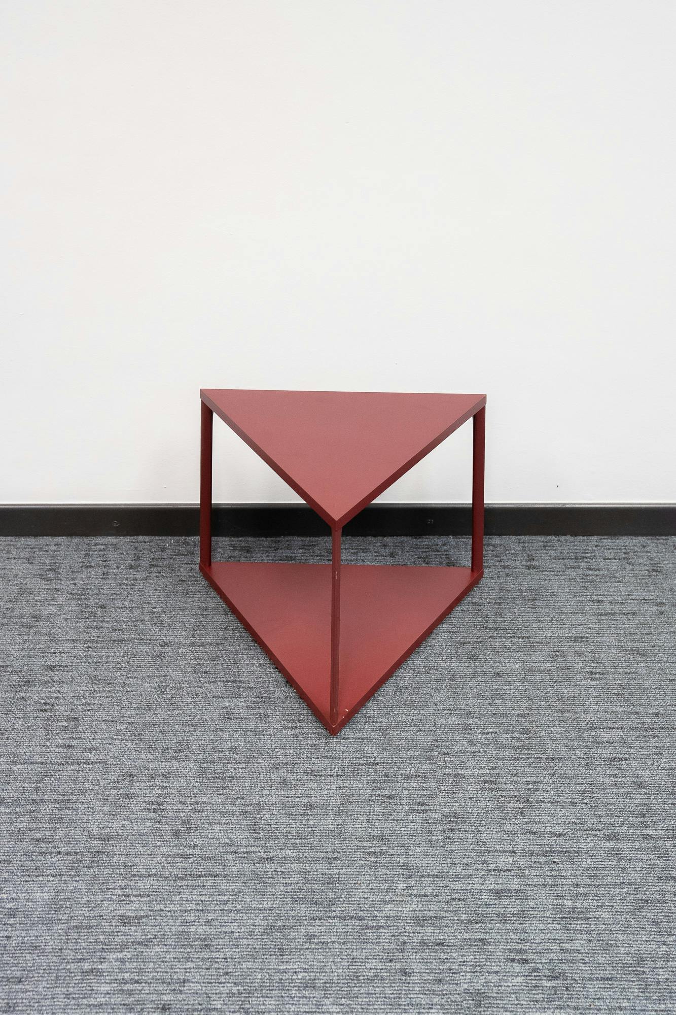 Table basse en triangle rouge - Qualité de seconde main "Tables" - Relieve Furniture - 1