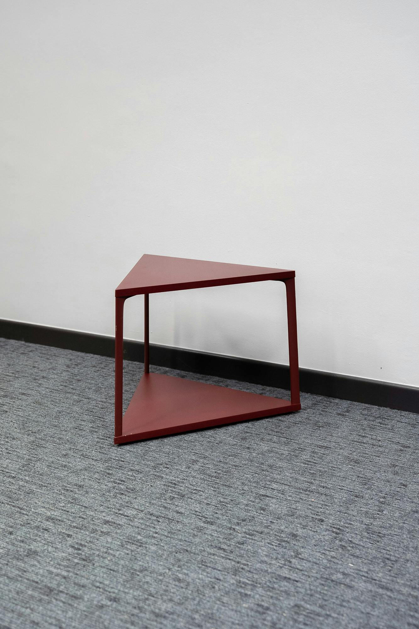 Rode driehoekige salontafel - Tweedehands kwaliteit "Tafels" - Relieve Furniture - 2