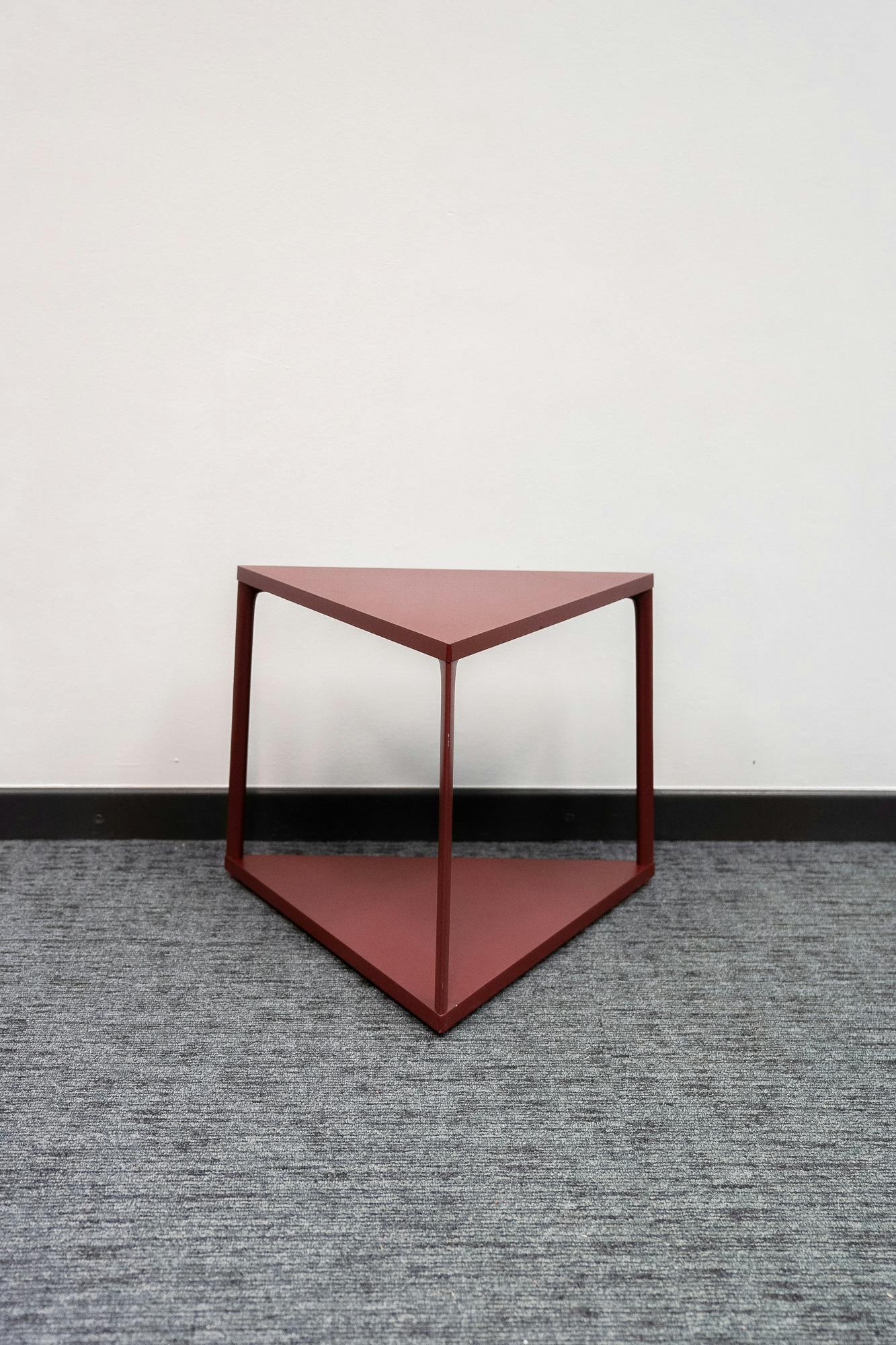 Table basse en triangle rouge - Qualité de seconde main "Tables" - Relieve Furniture - 3