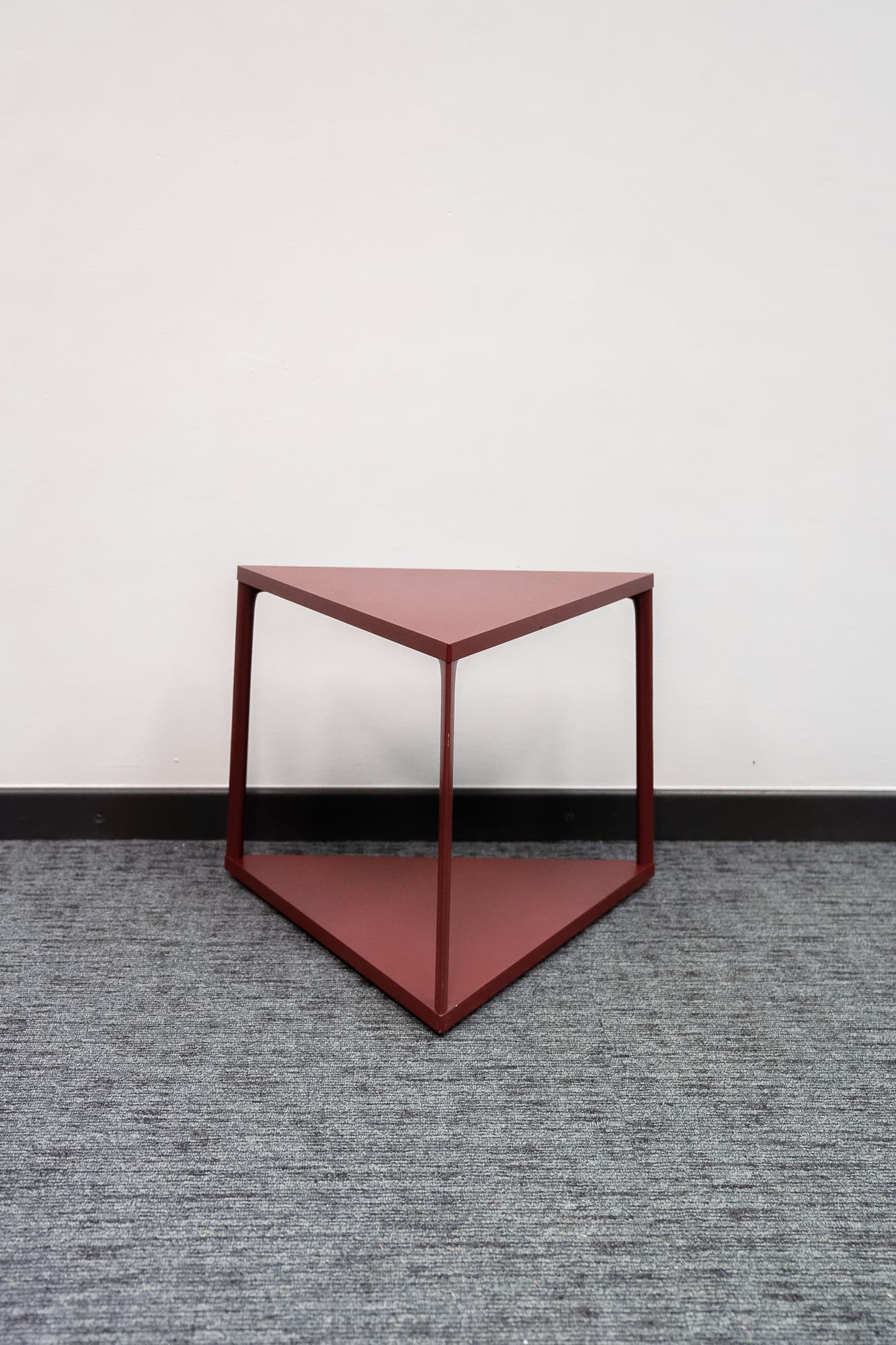 Rode driehoekige stalen salontafel-2