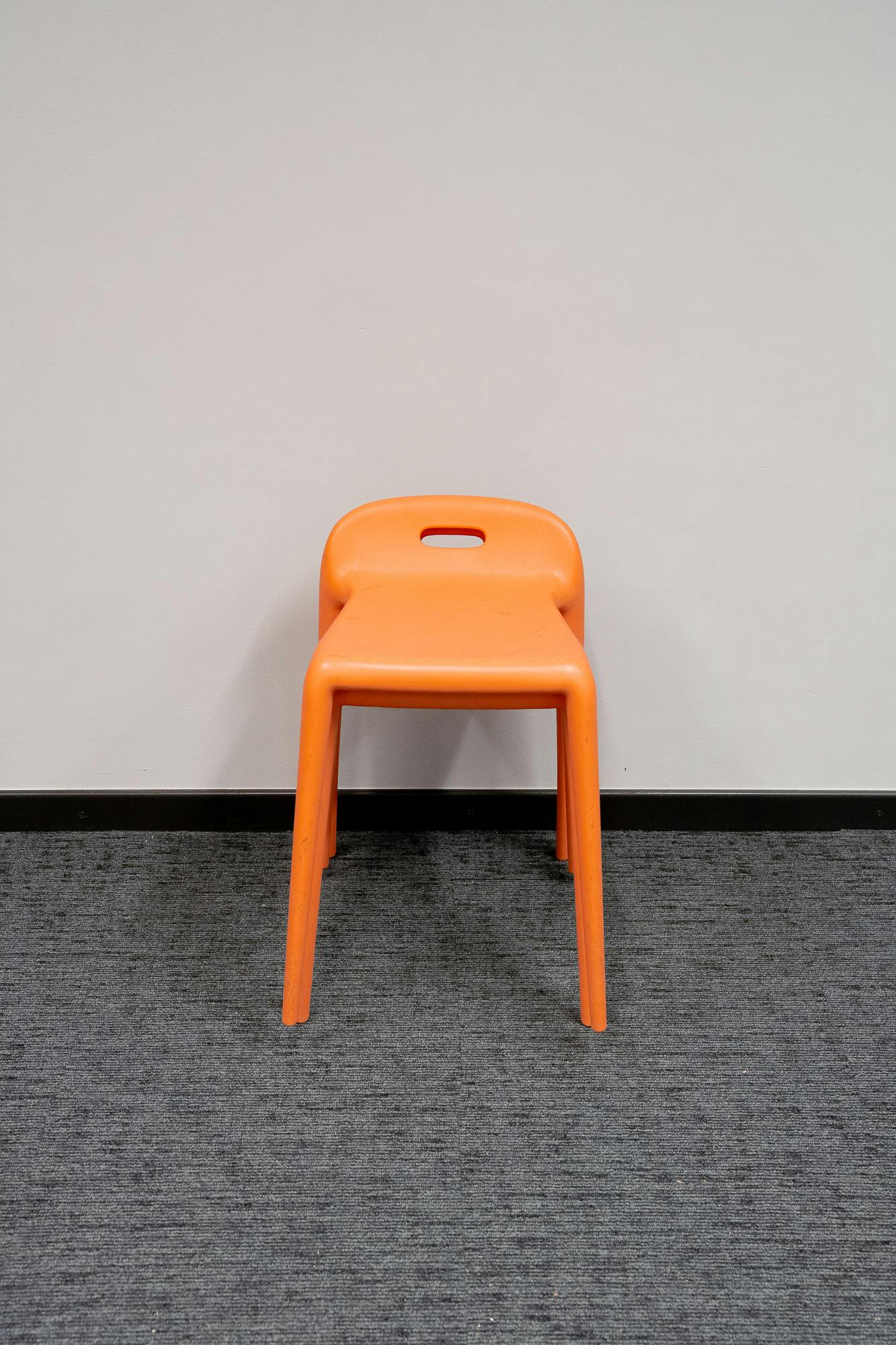 Salmon stacking chair - Second hand quality "Chairs" - Relieve Furniture