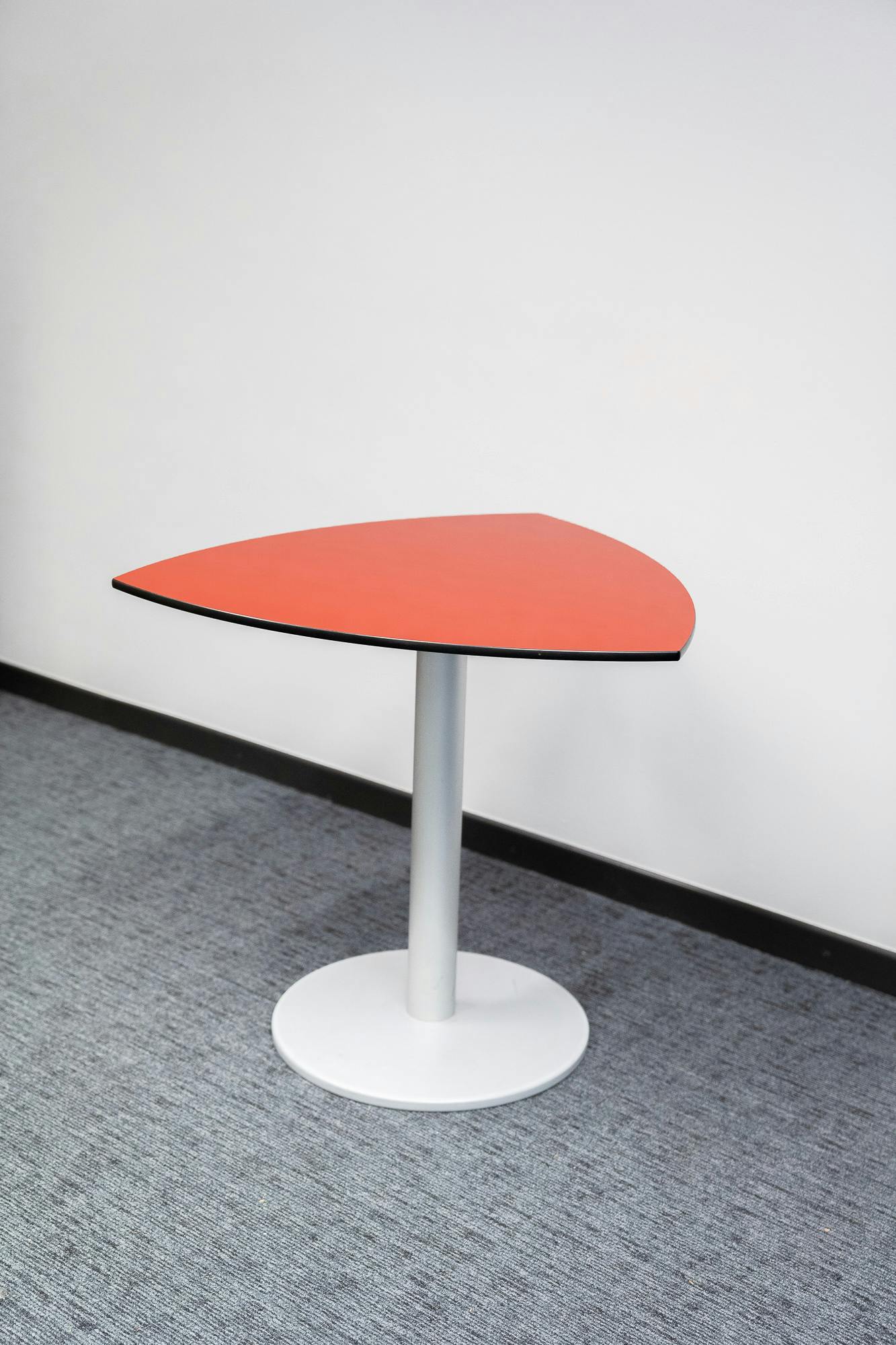 BENE triangular occasional table - Second hand quality "Tables" - Relieve Furniture