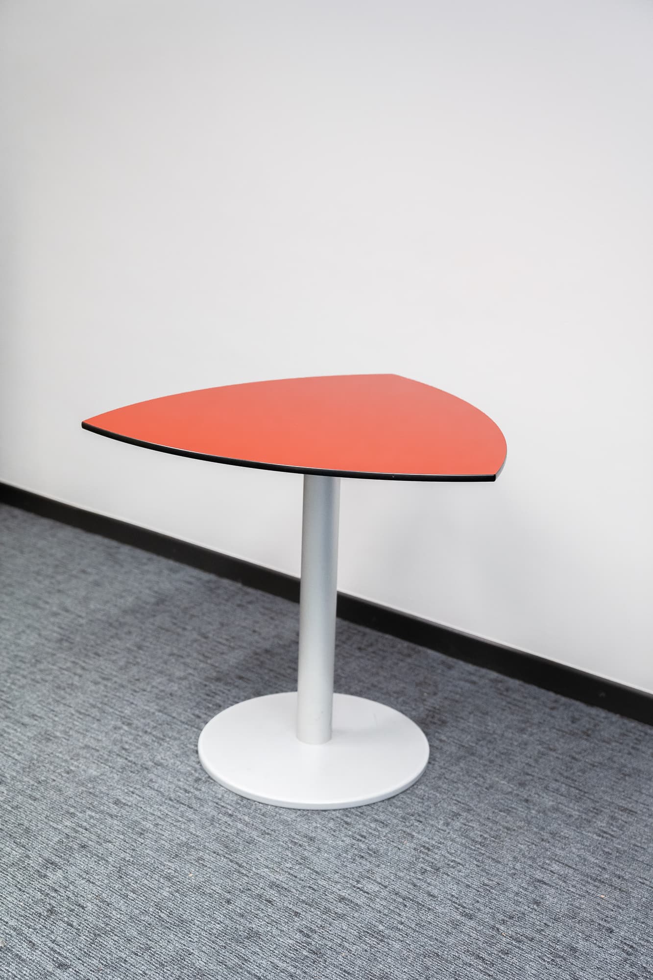 Table d'appoint triangulaire orange BENE-1
