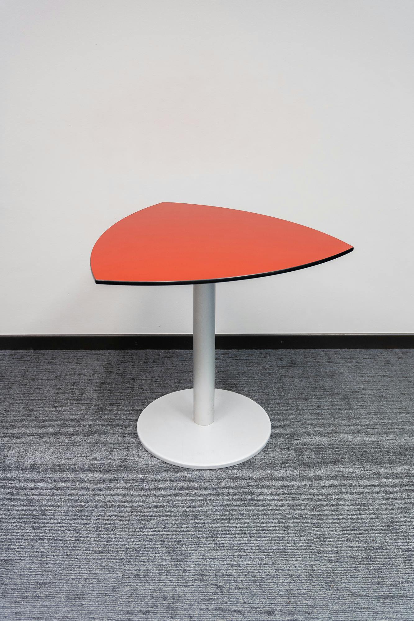 Table triangulaire d'appoint BENE - Relieve Furniture