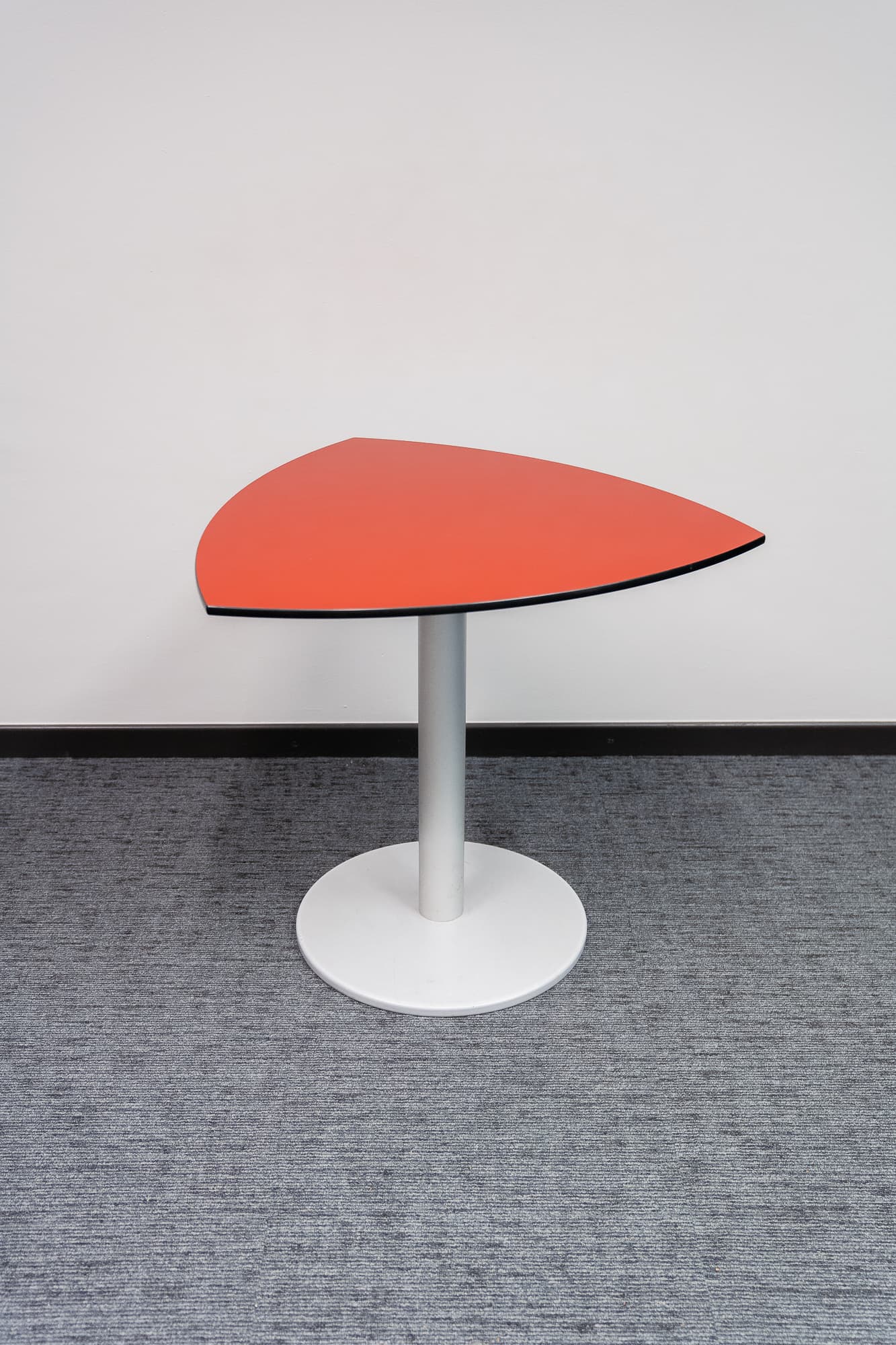 Table d'appoint triangulaire orange BENE-0