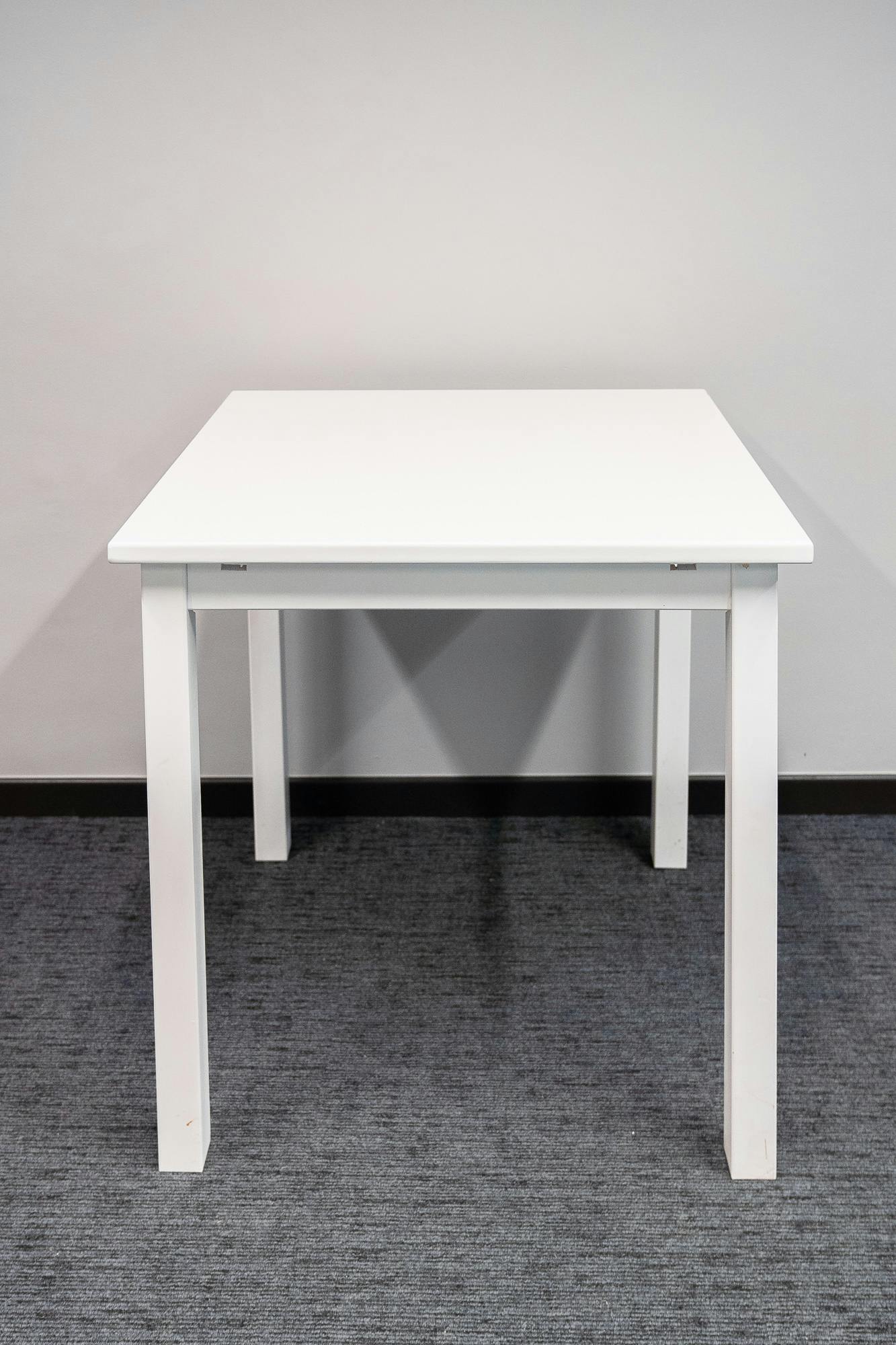 Square white wooden table - Second hand quality "Tables" - Relieve Furniture