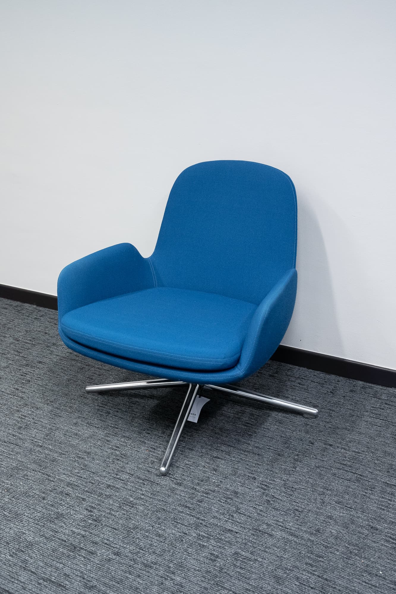 Normann Turquoise blauwe fauteuil met chromen poten-1