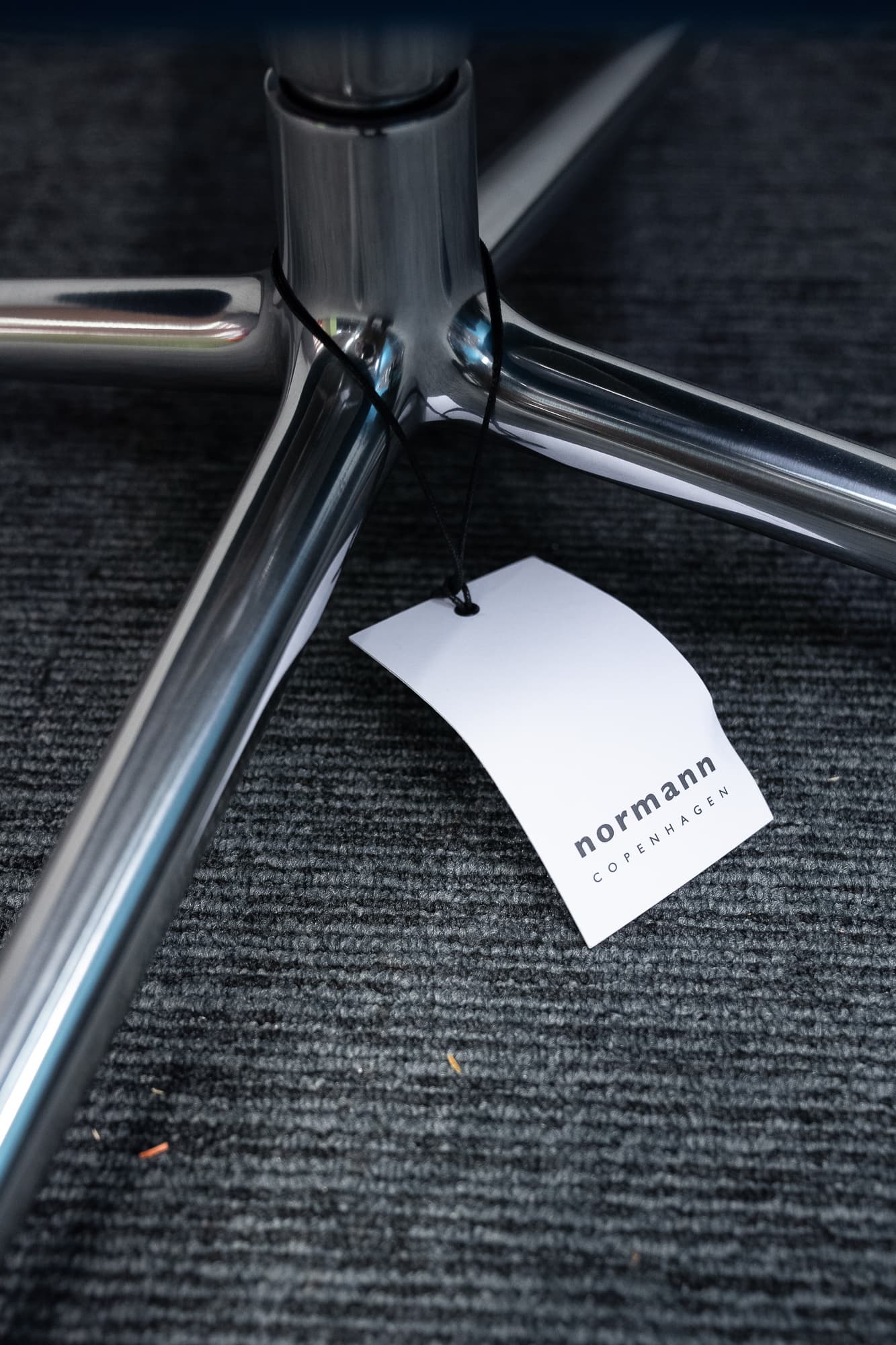 Normann Turquoise blauwe fauteuil met chromen poten-3