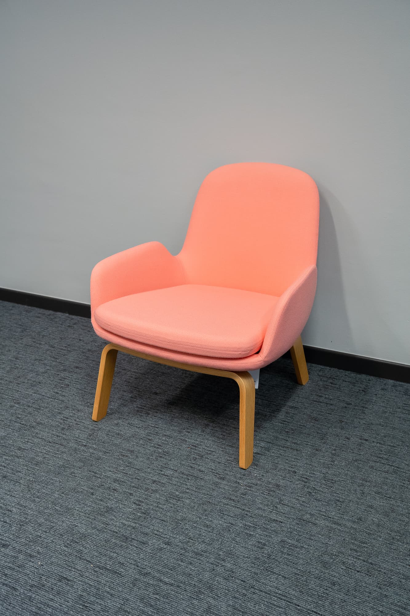 Normann Saumon fauteuil met houten poten-2