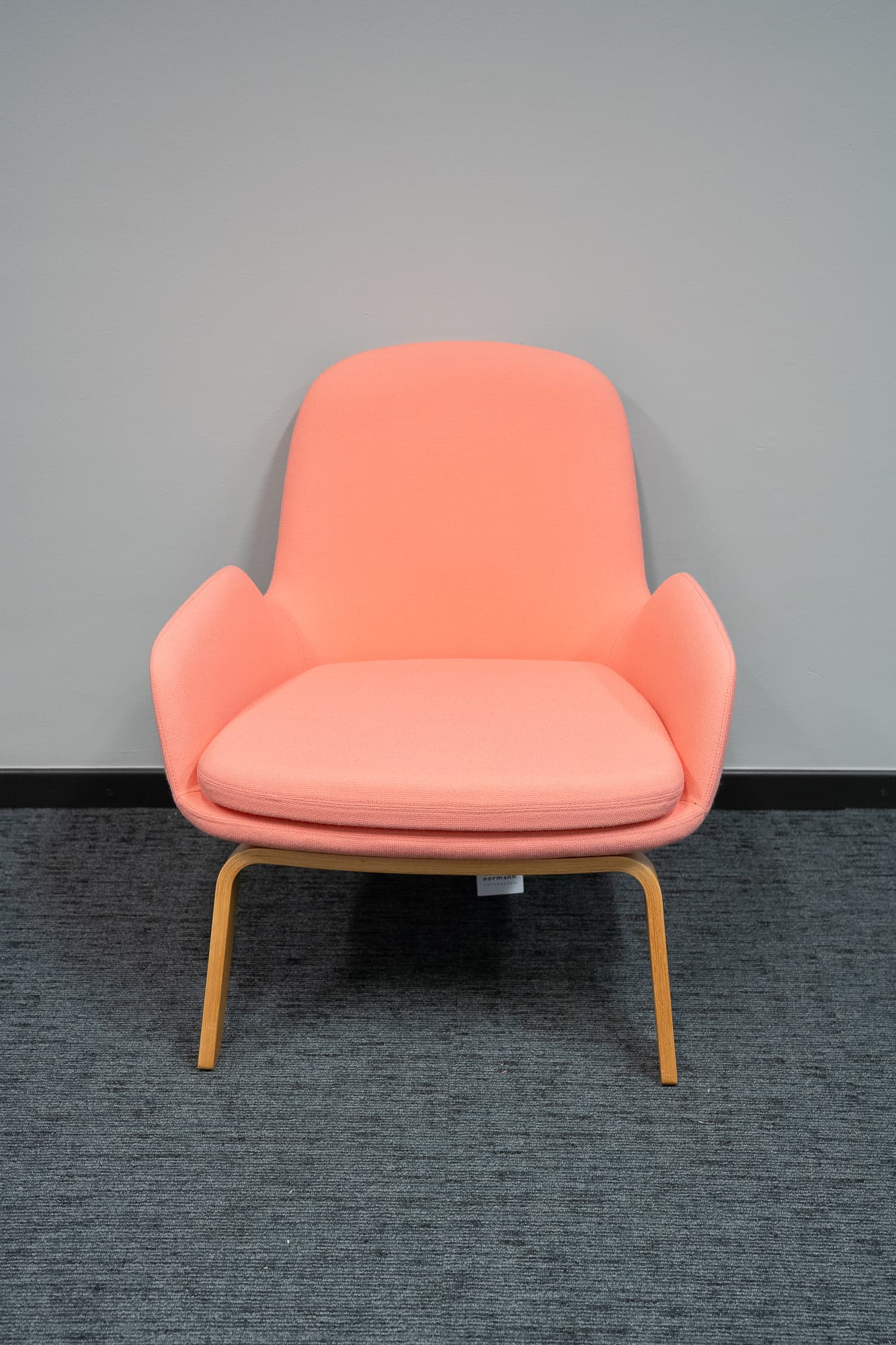 Normann Saumon fauteuil met houten poten-1