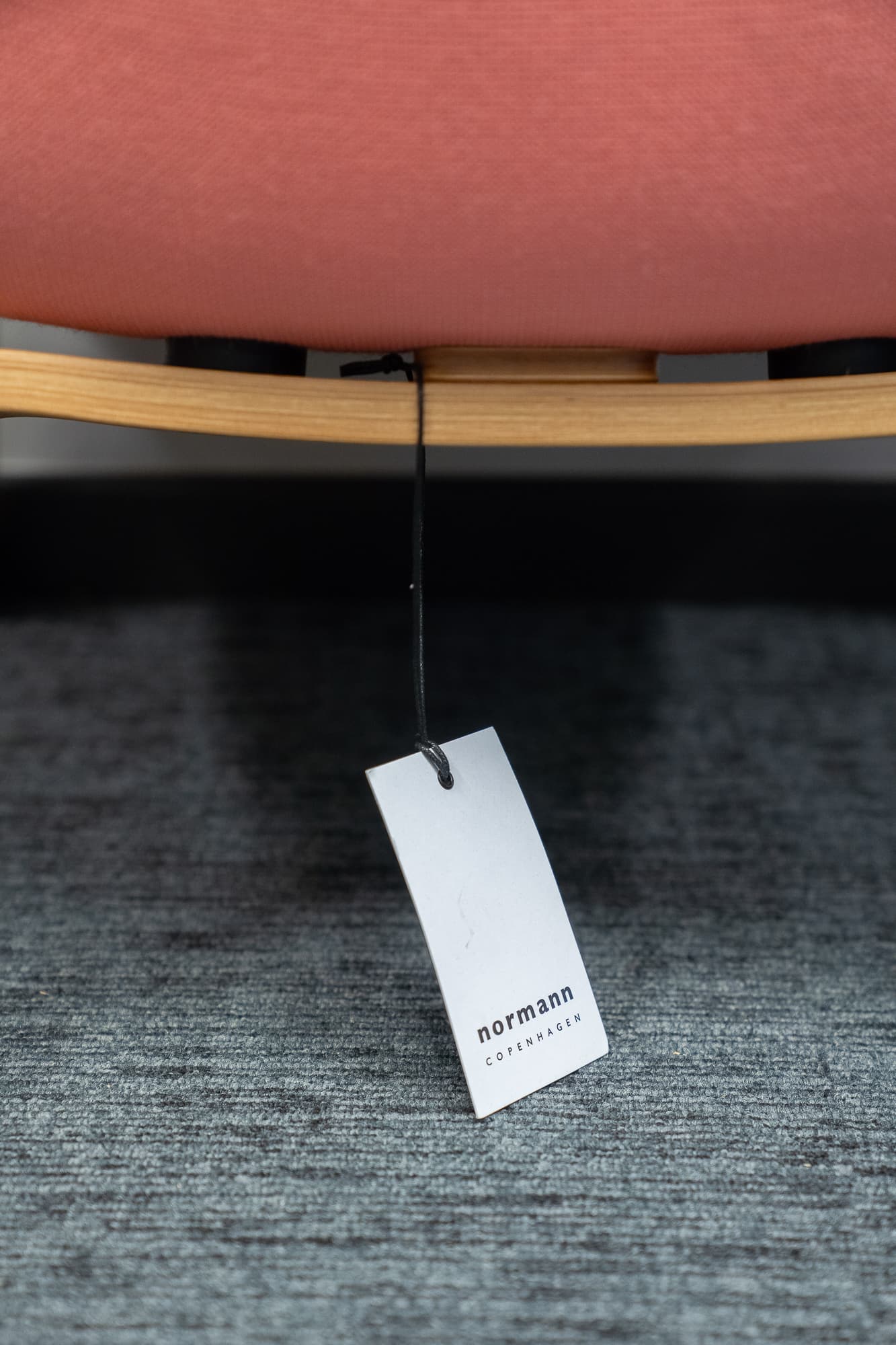 Normann Saumon fauteuil met houten poten-4