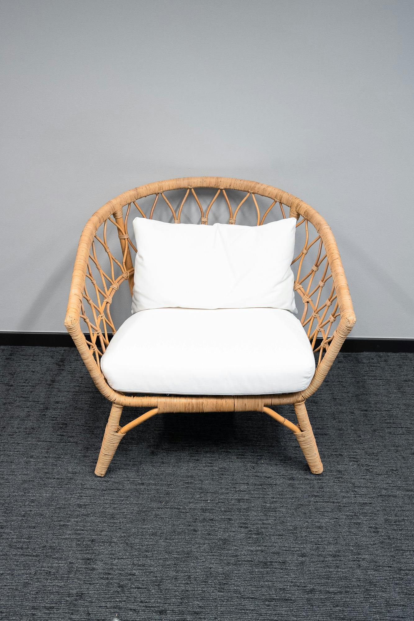 Rieten fauteuil met witte kussens - Relieve Furniture