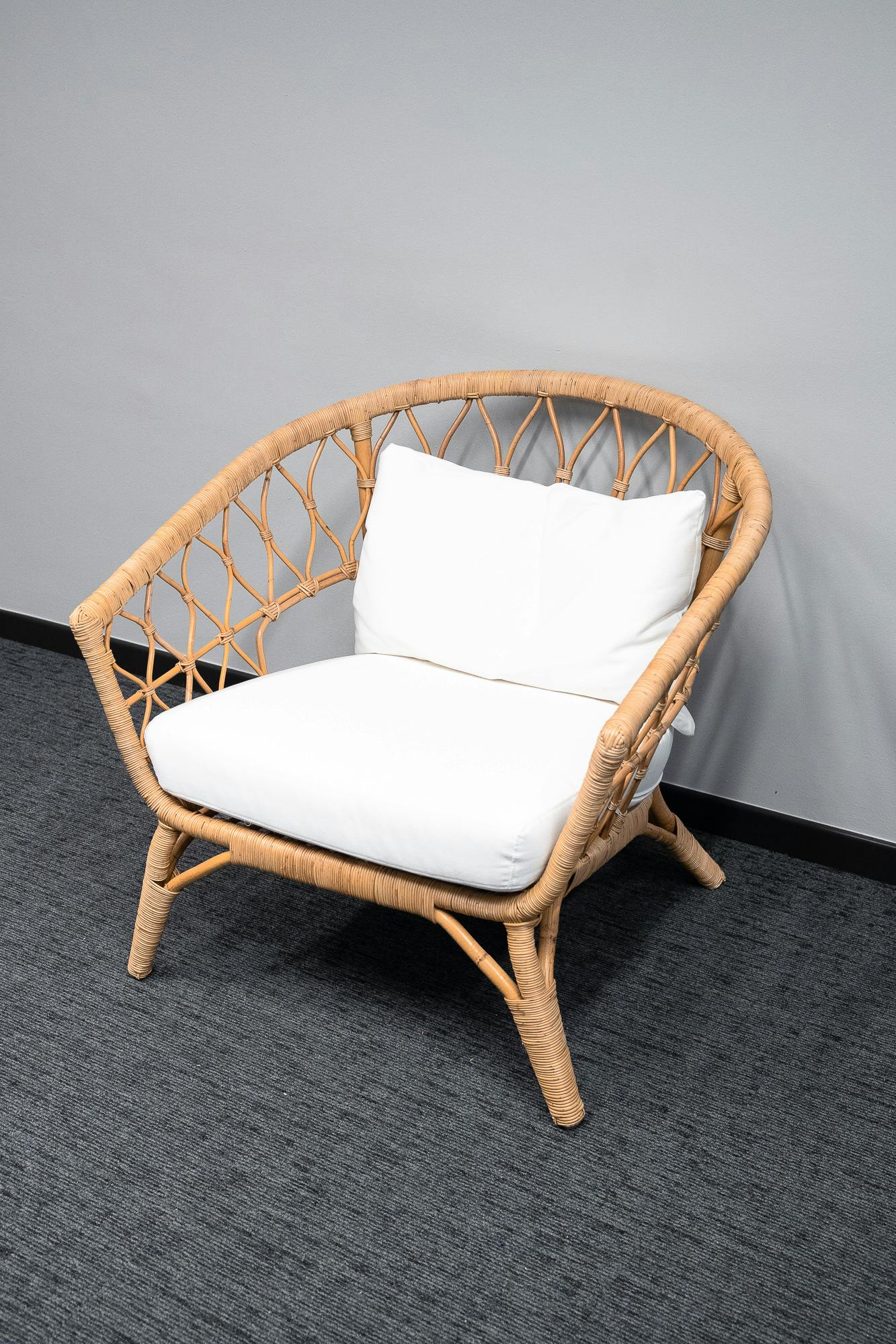 Rieten fauteuil met witte kussens - Tweedehands kwaliteit "Leunstoelen en luiers" - Relieve Furniture