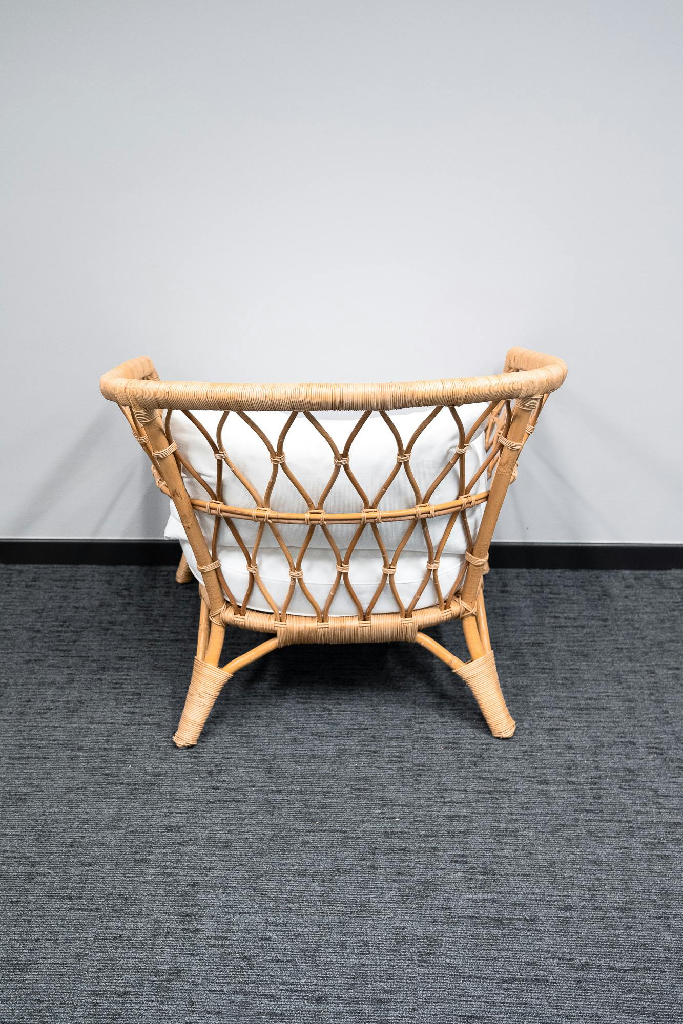 Rieten fauteuil met witte kussens - Tweedehands kwaliteit "Leunstoelen en luiers" - Relieve Furniture