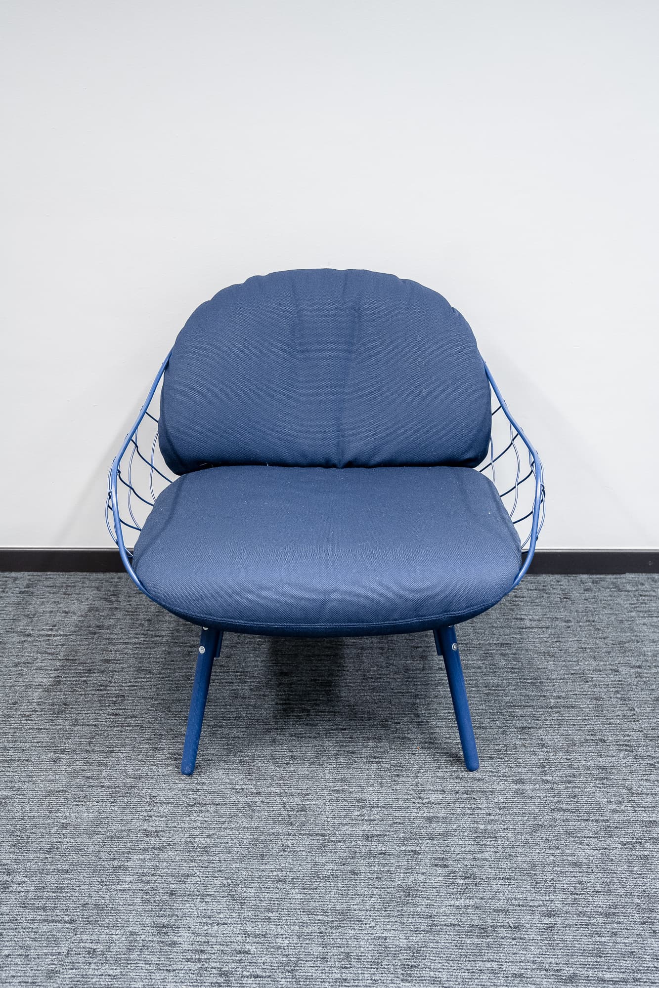 Pina Chaise d'appoint en métal bleu marine avec coussins en peluche et structure géométrique-0