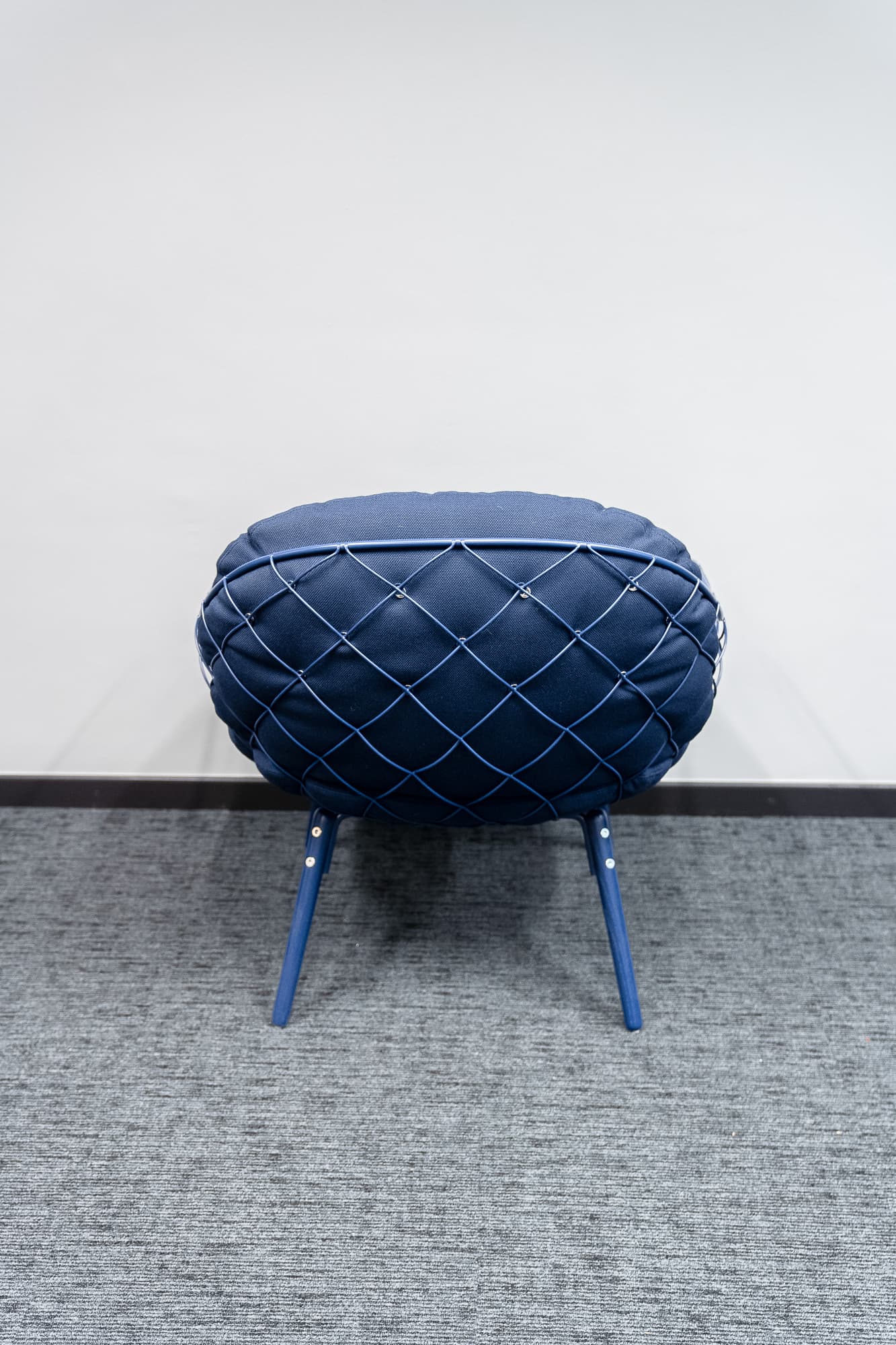 Pina Chaise d'appoint en métal bleu marine avec coussins en peluche et structure géométrique-2