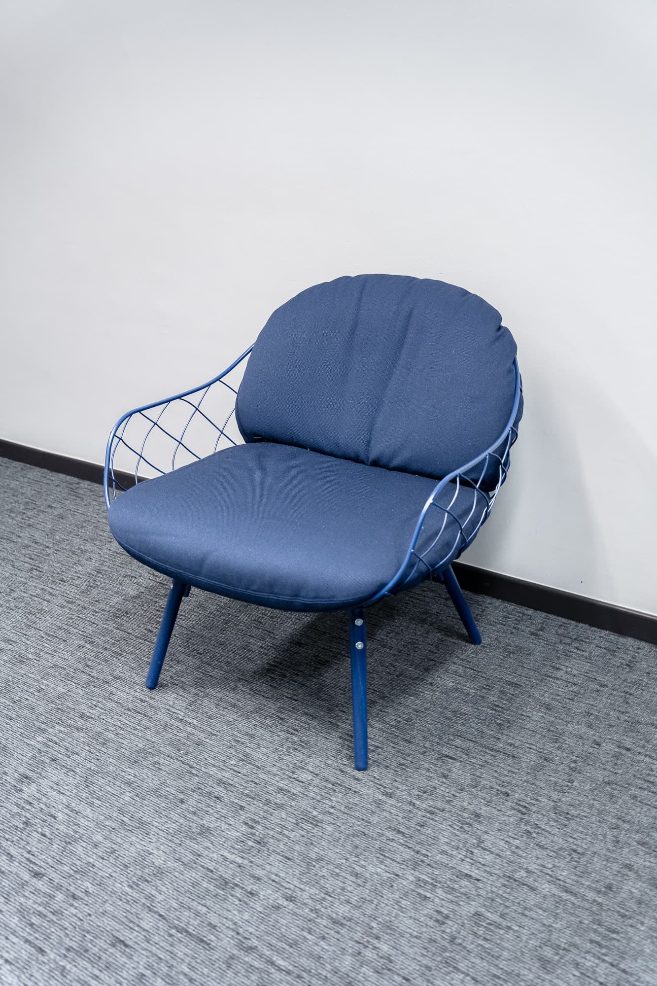 Pina Chaise d'appoint en métal bleu marine avec coussins en peluche et structure géométrique-1