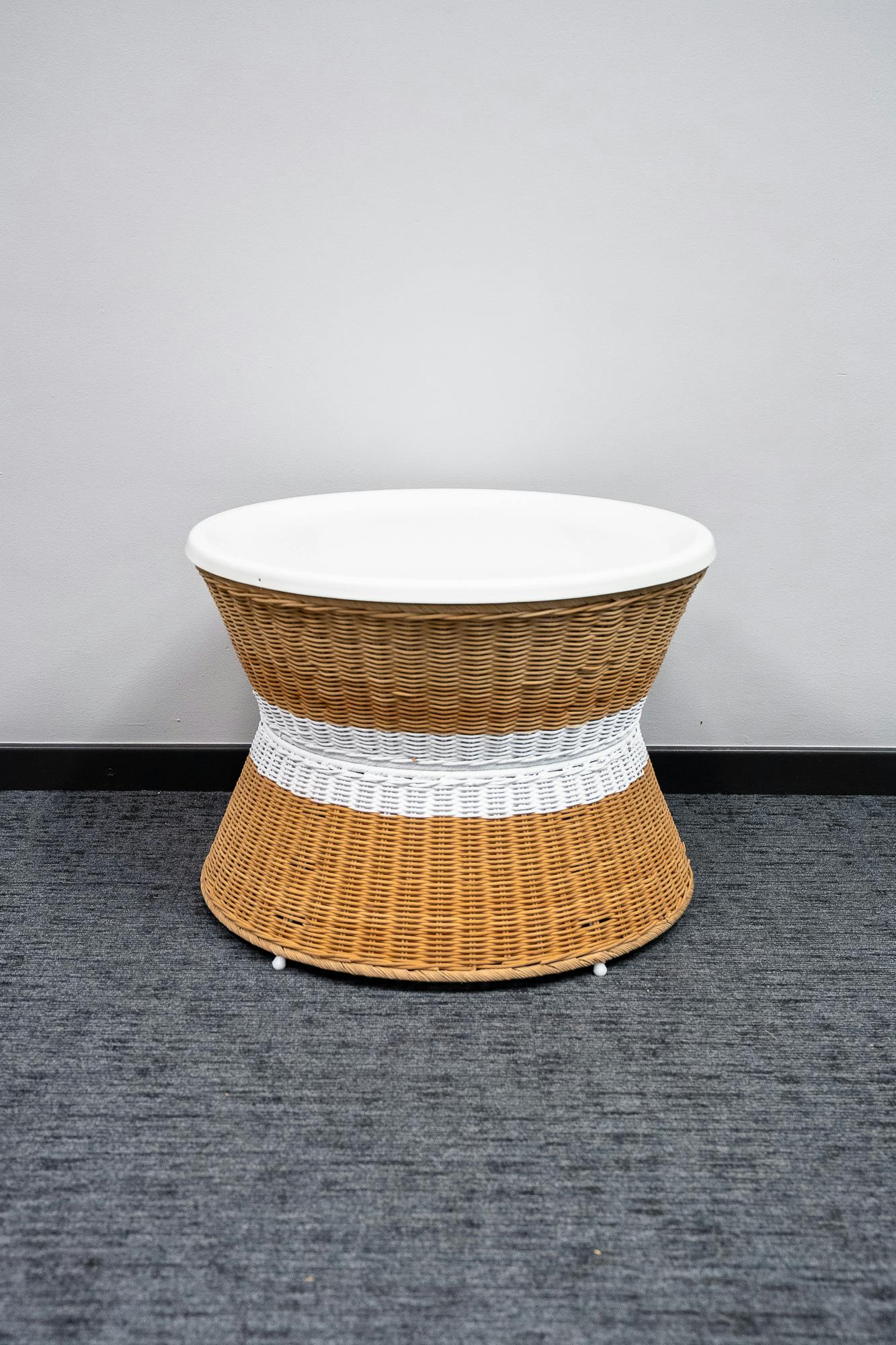 Table basse en osier rangement avec top blanc - Relieve Furniture