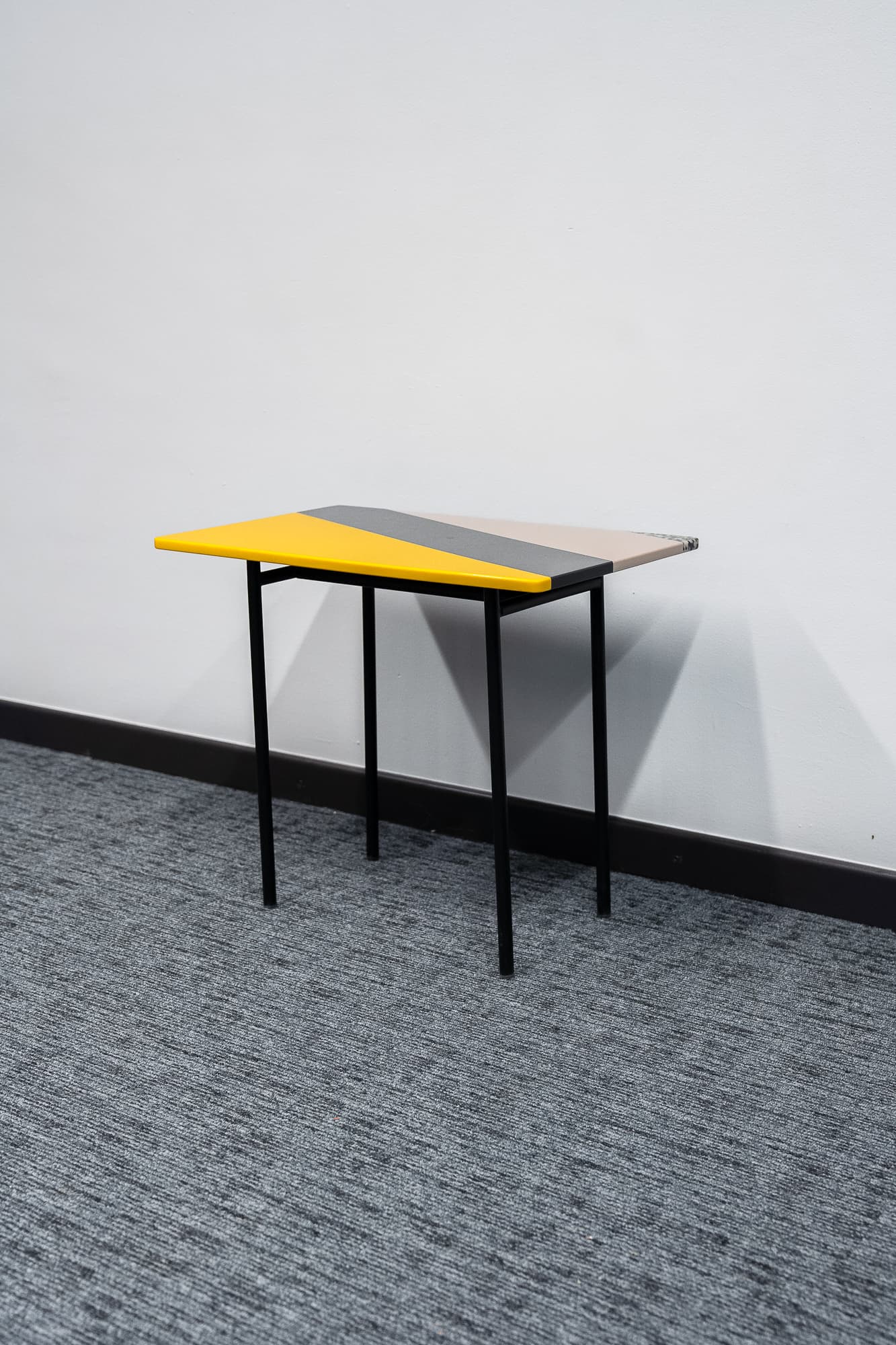 Table d'appoint design sur pieds noirs-1